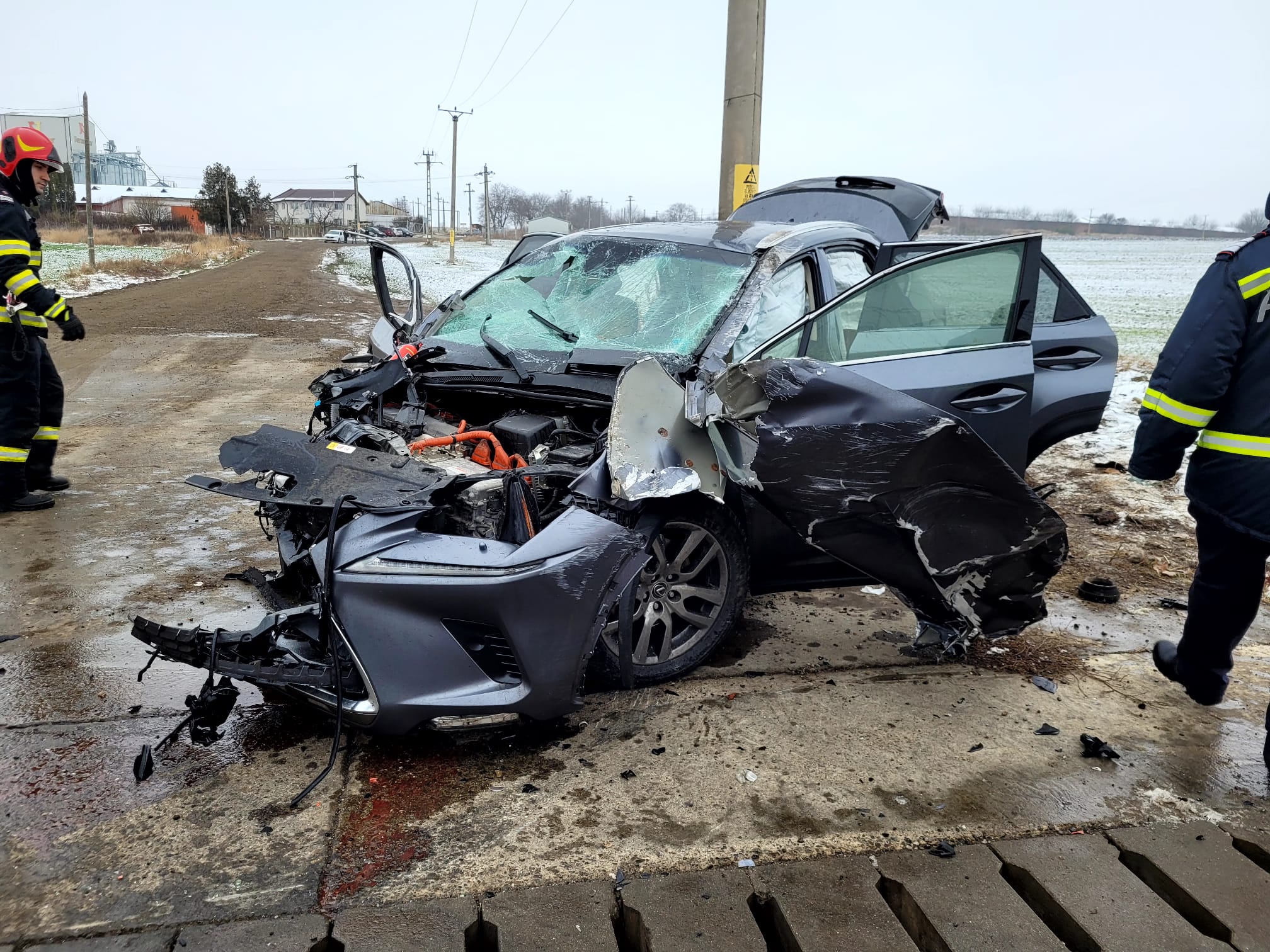 Un mort și patru răniți după ce un microbuz și o mașină s-au ciocnit în Războieni, județul Iași