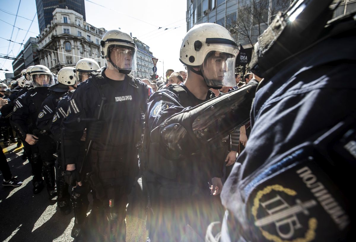 FOTO | Proteste de amploare în Serbia. Manifestanții au încercat să pătrundă în reședința președintelui Aleksandar Vucic
