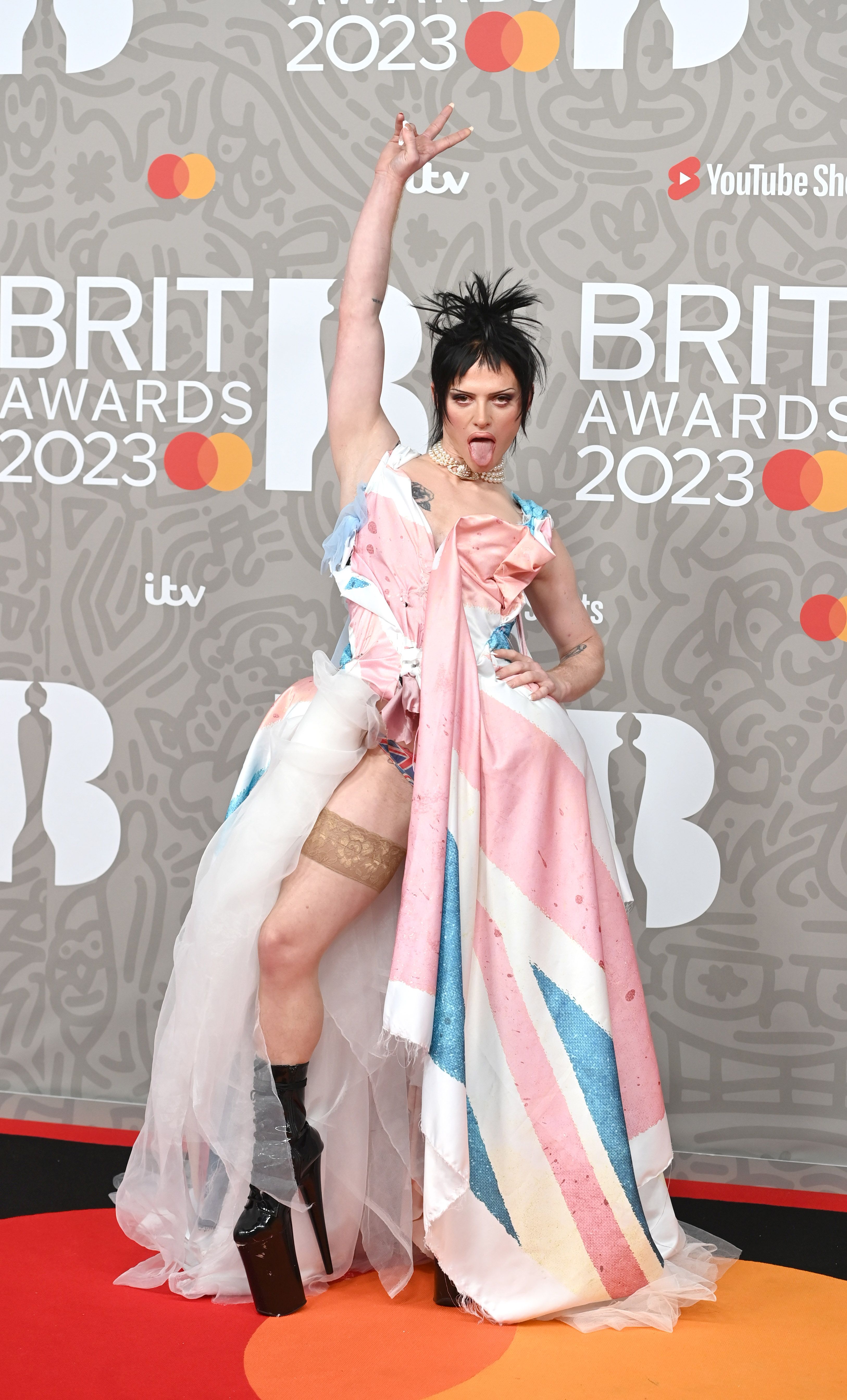 Apariții controversate pe covorul roșu la Brit Awards 2023. Sam Smith a purtat o ținută extravagantă