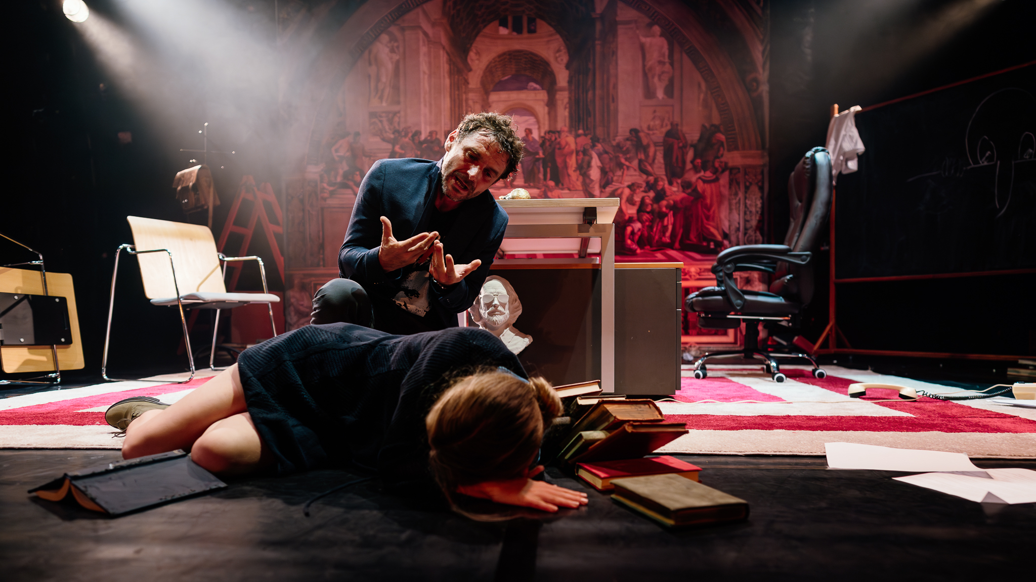 INTERVIU | Abuzul de putere dintre un profesor și o studentă, explorat într-un spectacol de teatru: „Pune sub lupă responsabilitatea actului educațional”