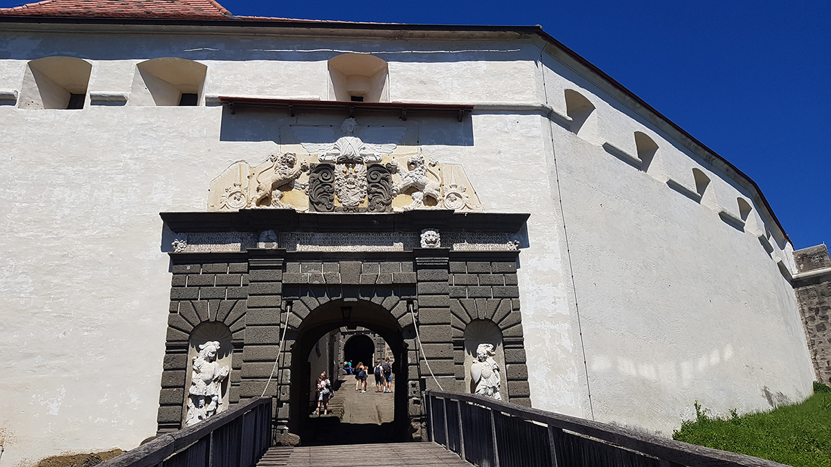 REPORTAJ ÎN AUSTRIA. Poliția păzește castelul prințului din Riegersburg, pentru că „le-am ucis ursul și s-au supărat foarte tare”