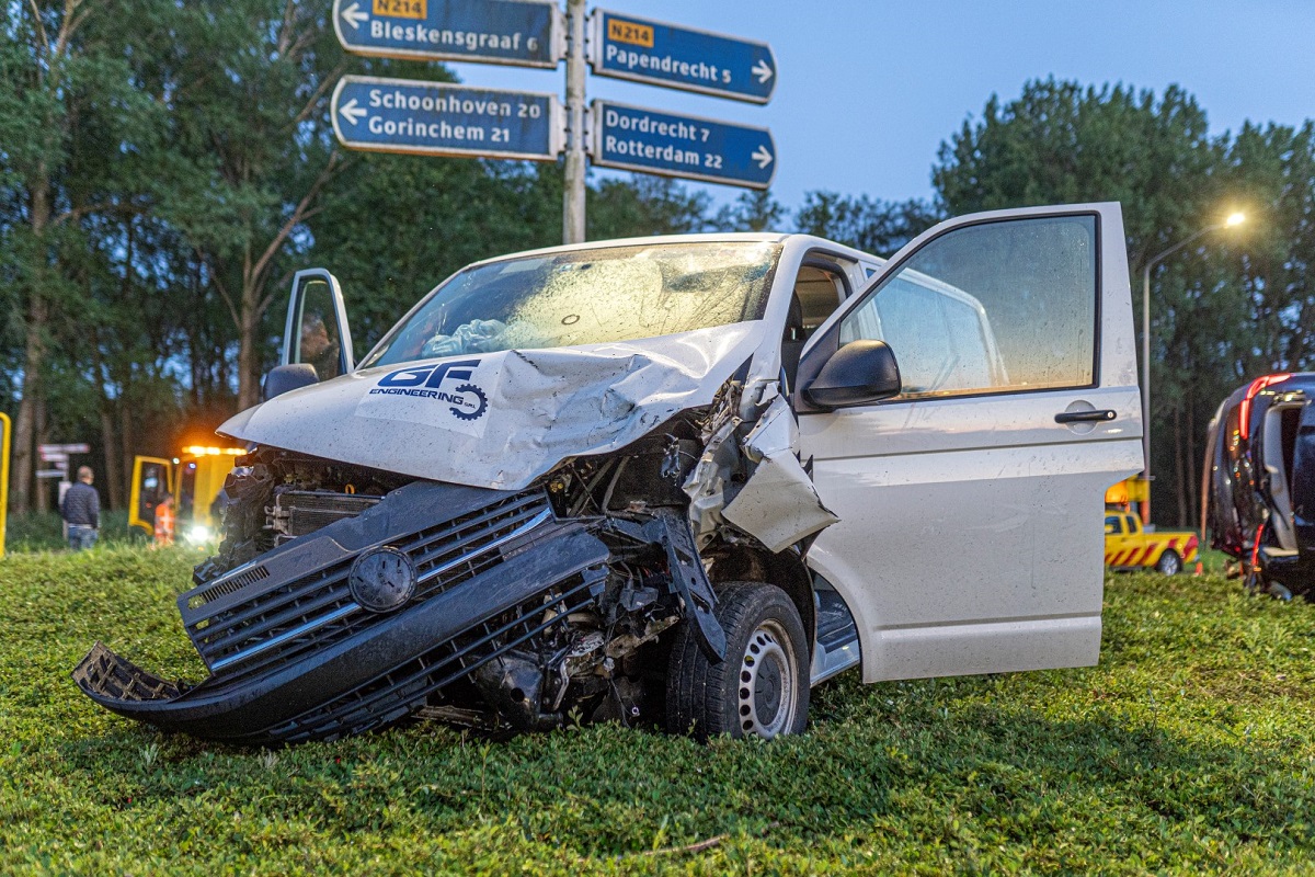 Șofer român de dubă arestat, după ce a răsturnat un BMW X6 într-un sens giratoriu din Olanda