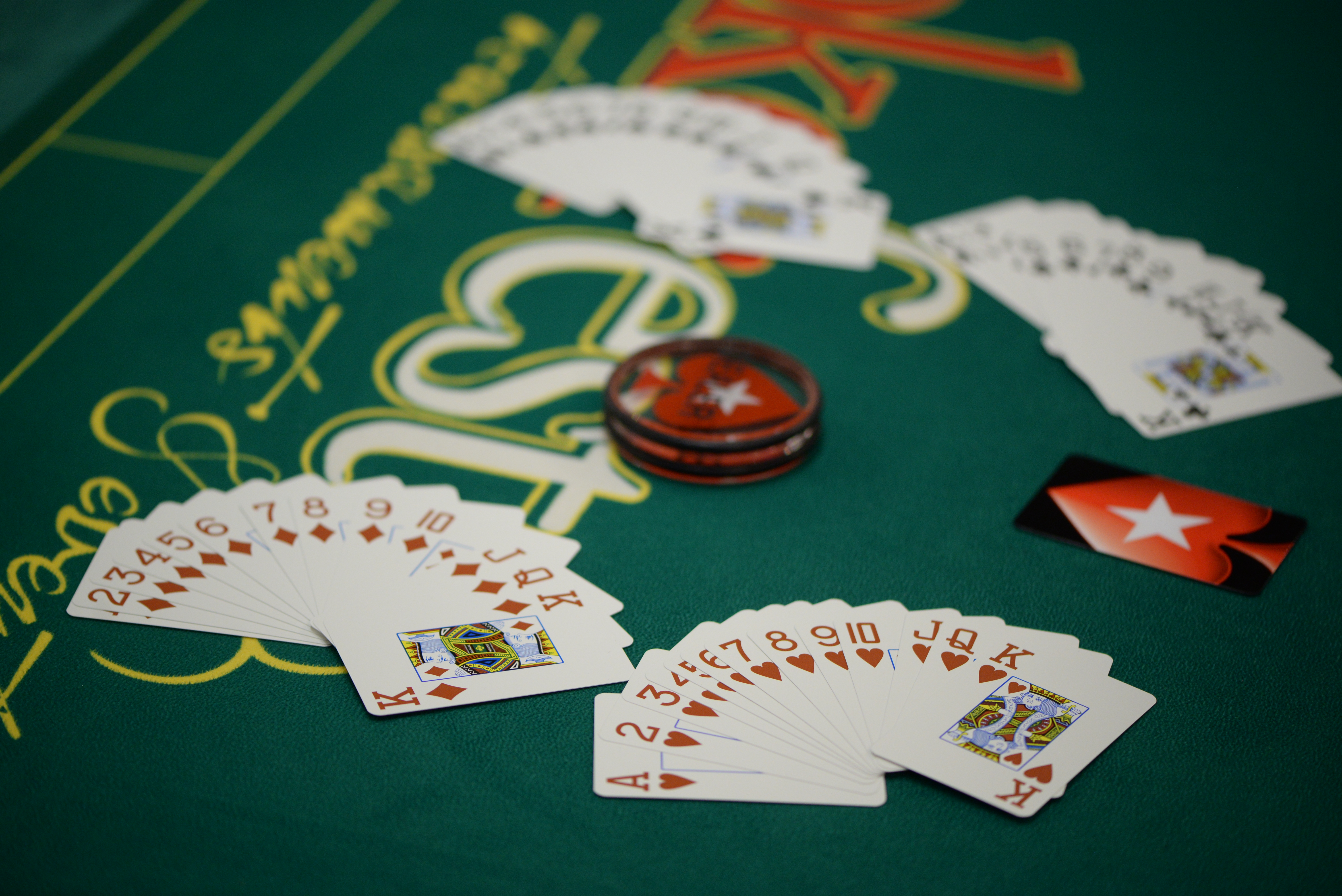 2.000 de români trăiesc din poker. Stau câte 10-12 ore la laptop și produc până la 10.000 de euro pe lună / GALERIE FOTO