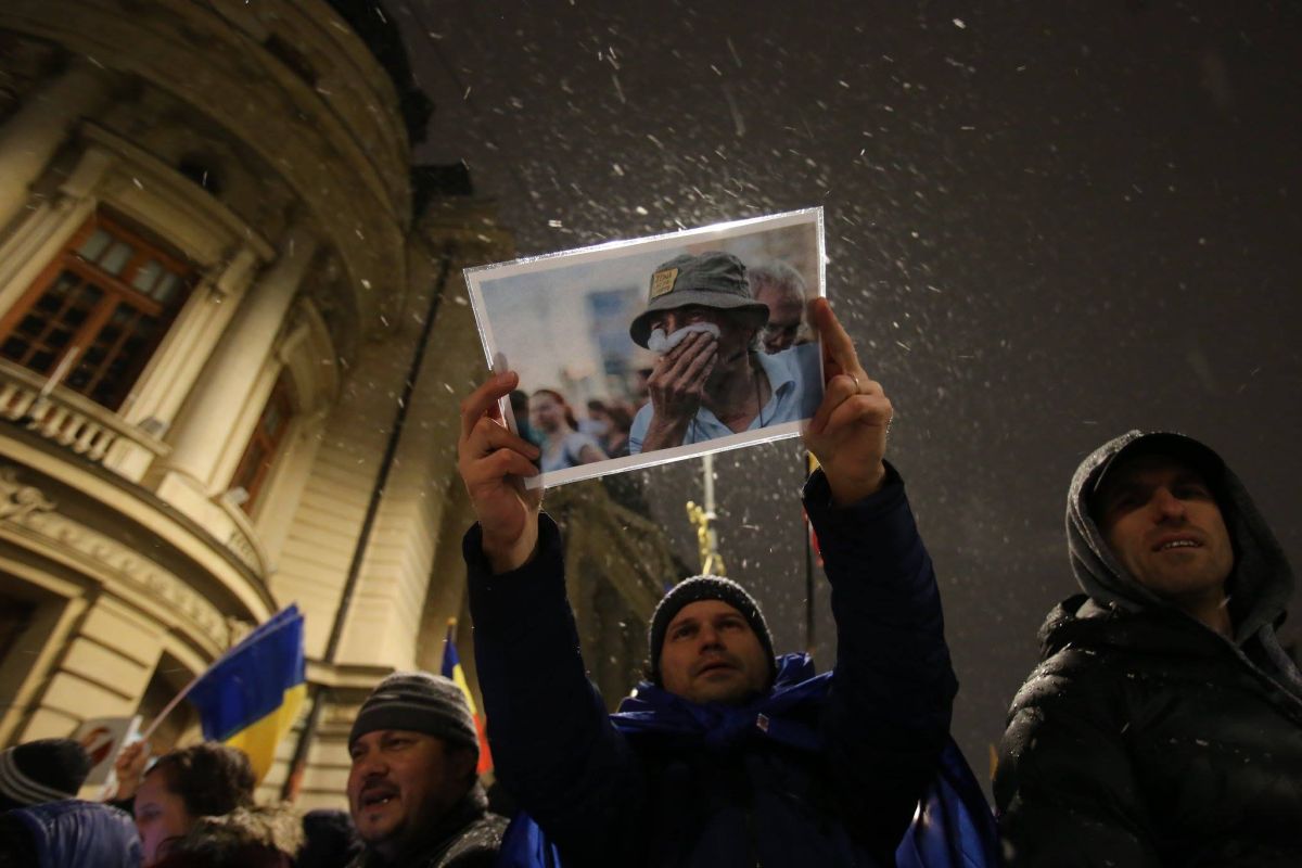 VIDEO| Protest în fața Ateneului în timpul ceremoniei de preluare a președinției Consiliului UE de către România: „We want EU, PSD wants Russia”