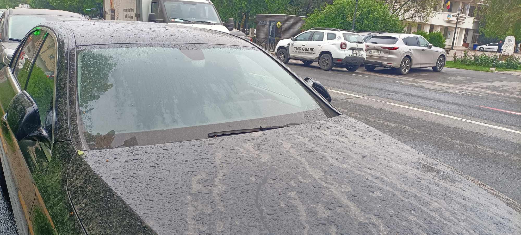 Praf saharian în România. Șoferii din mai multe zone ale țării și-au găsit azi mașinile acoperite de un strat roșiatic. FOTO