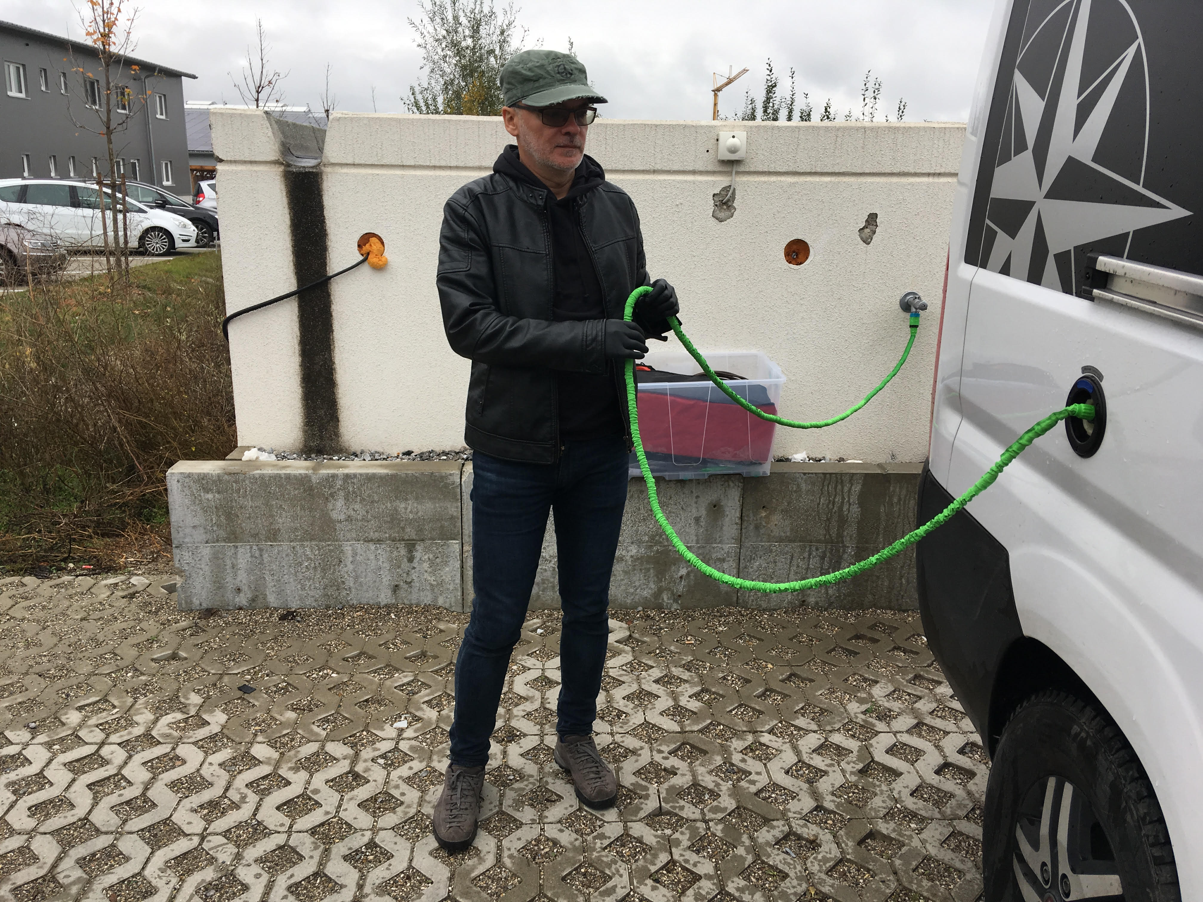 Izolați în autorulotă: Ce fac cei doi jurnaliști români care călătoresc cu duba prin Europa după ce țările și-au închis granițele și au oprit circulația?