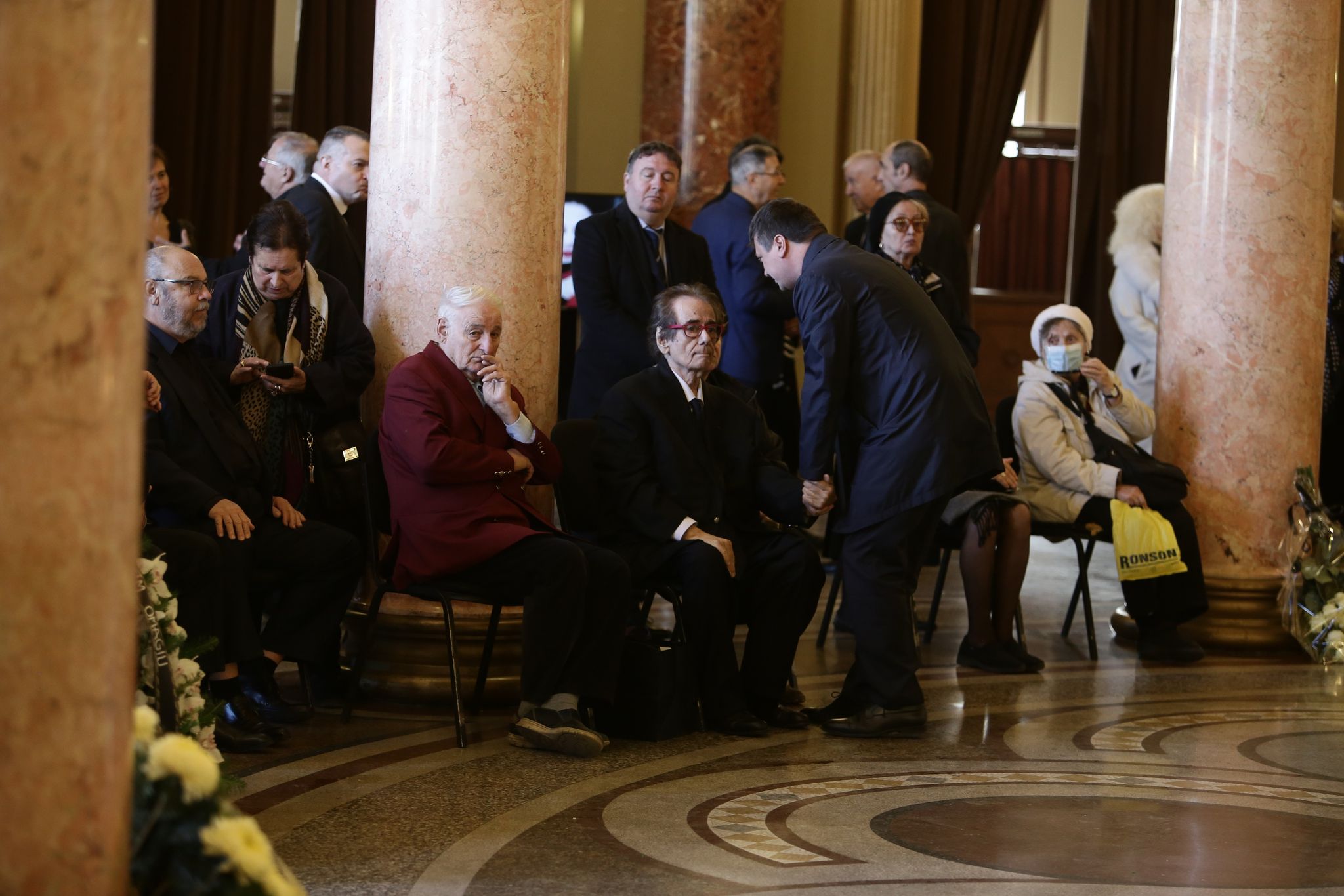 Sicriul cu trupul sopranei Mariana Nicolesco, depus la Ateneu. Unde va avea loc înmormântarea