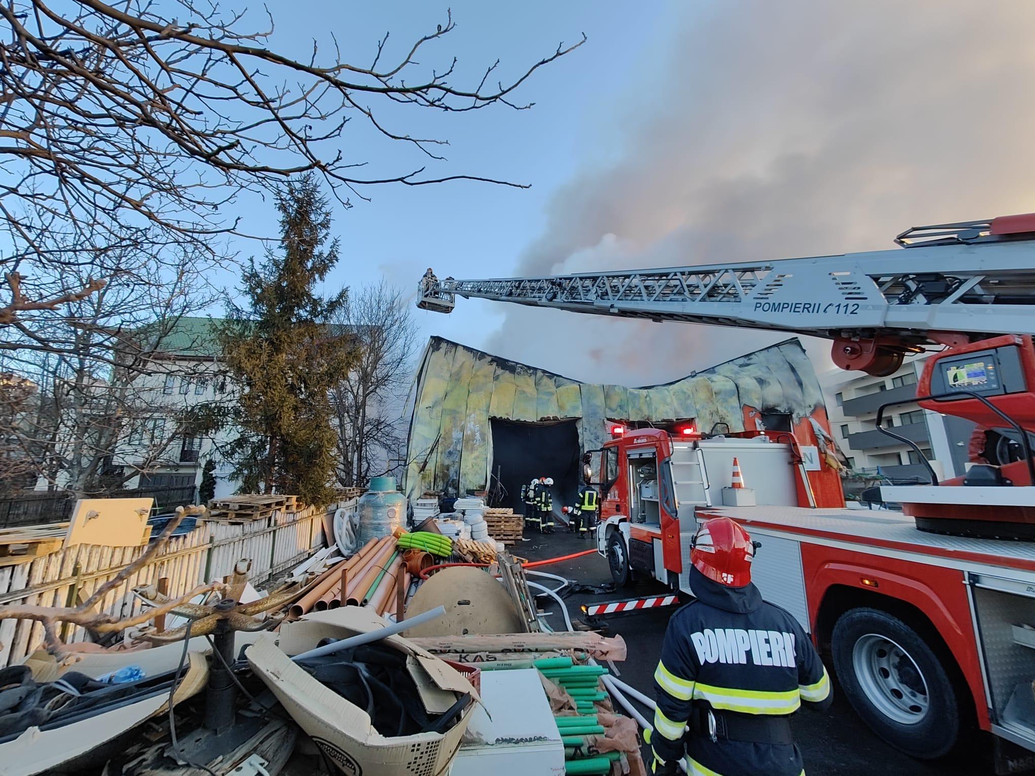 Incendiu puternic la un depozit din Cluj-Napoca. A fost emis mesaj Ro-Alert