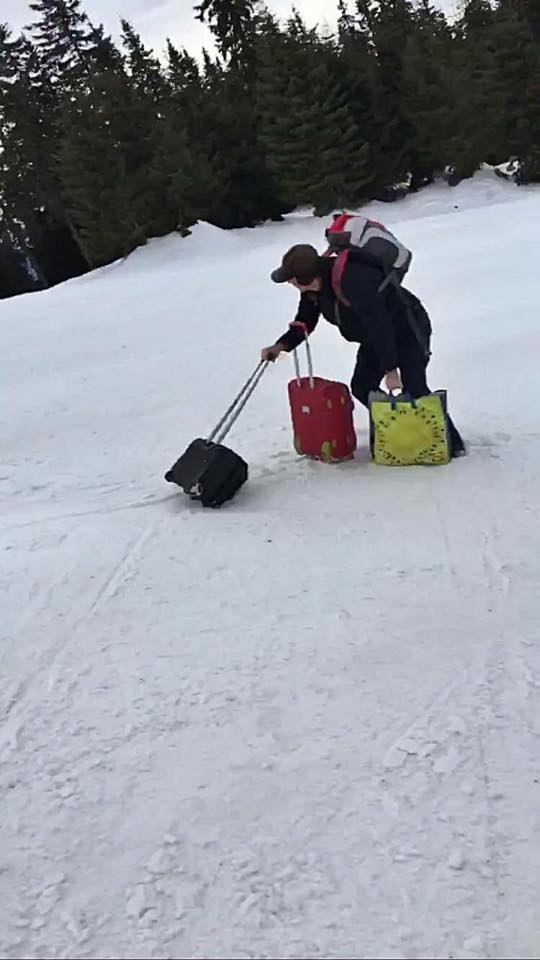 FOTO| Poliţiştii şi salvamontiştii, cu ochii pe turişti, pe pârtiile din Poiana Braşov. "Speedflying-ul“ şi snowmobilele sunt interzise