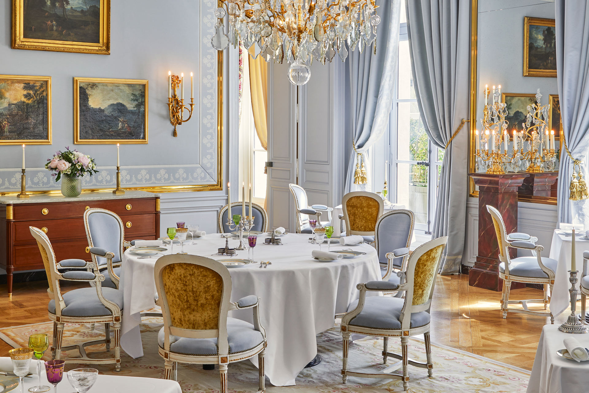 Hotelul de lux în care simți că stai chiar în Palatul Versailles. Cât costă o noapte de cazare
