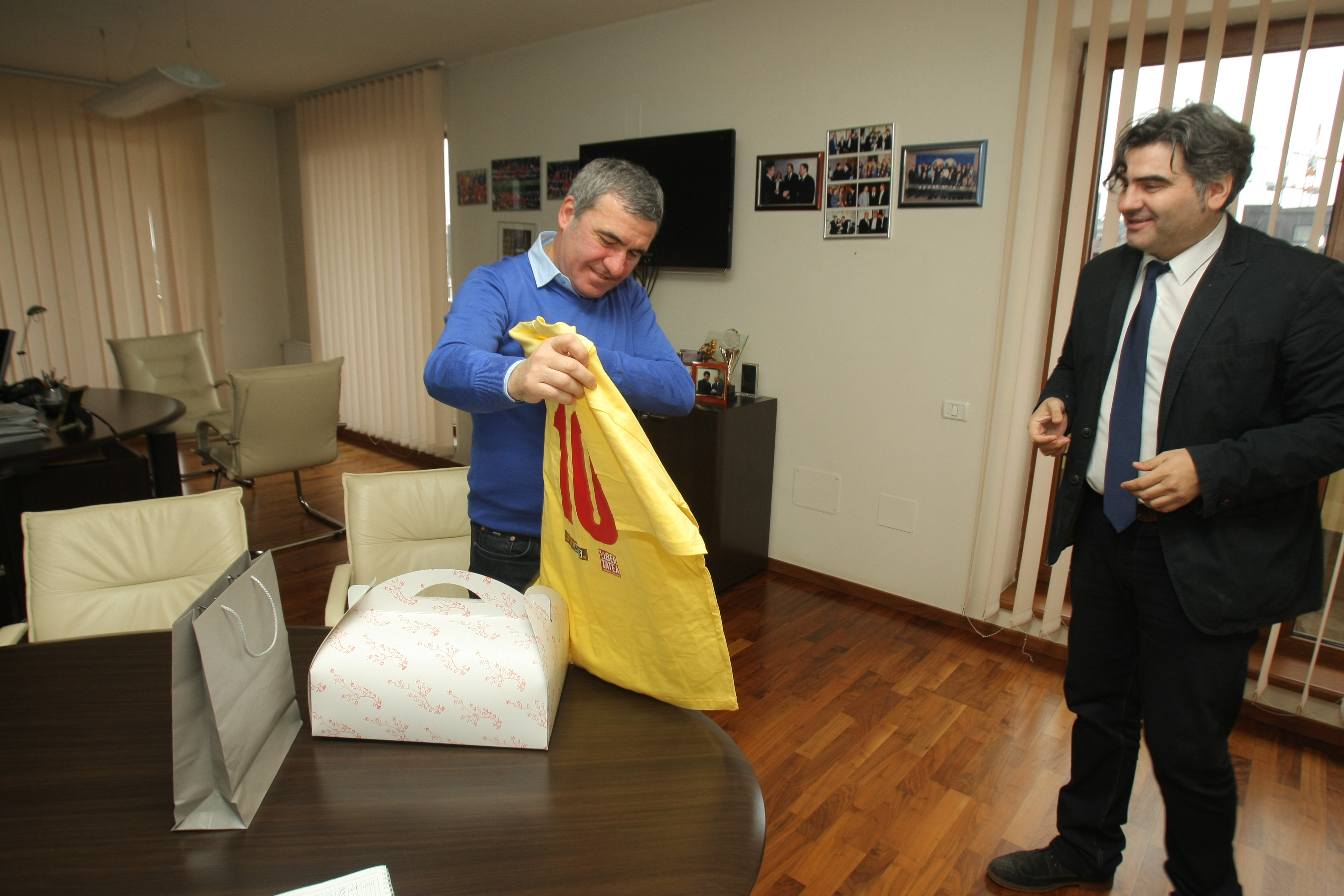 Gică Hagi 50 - ”Regele” a fost mișcat când a citit ce se striga pe străzi în 1994, la Campionatul Mondial din SUA: ^”Iliescu minte, Hagi președinte!” / VIDEO&GALERIE FOTO
