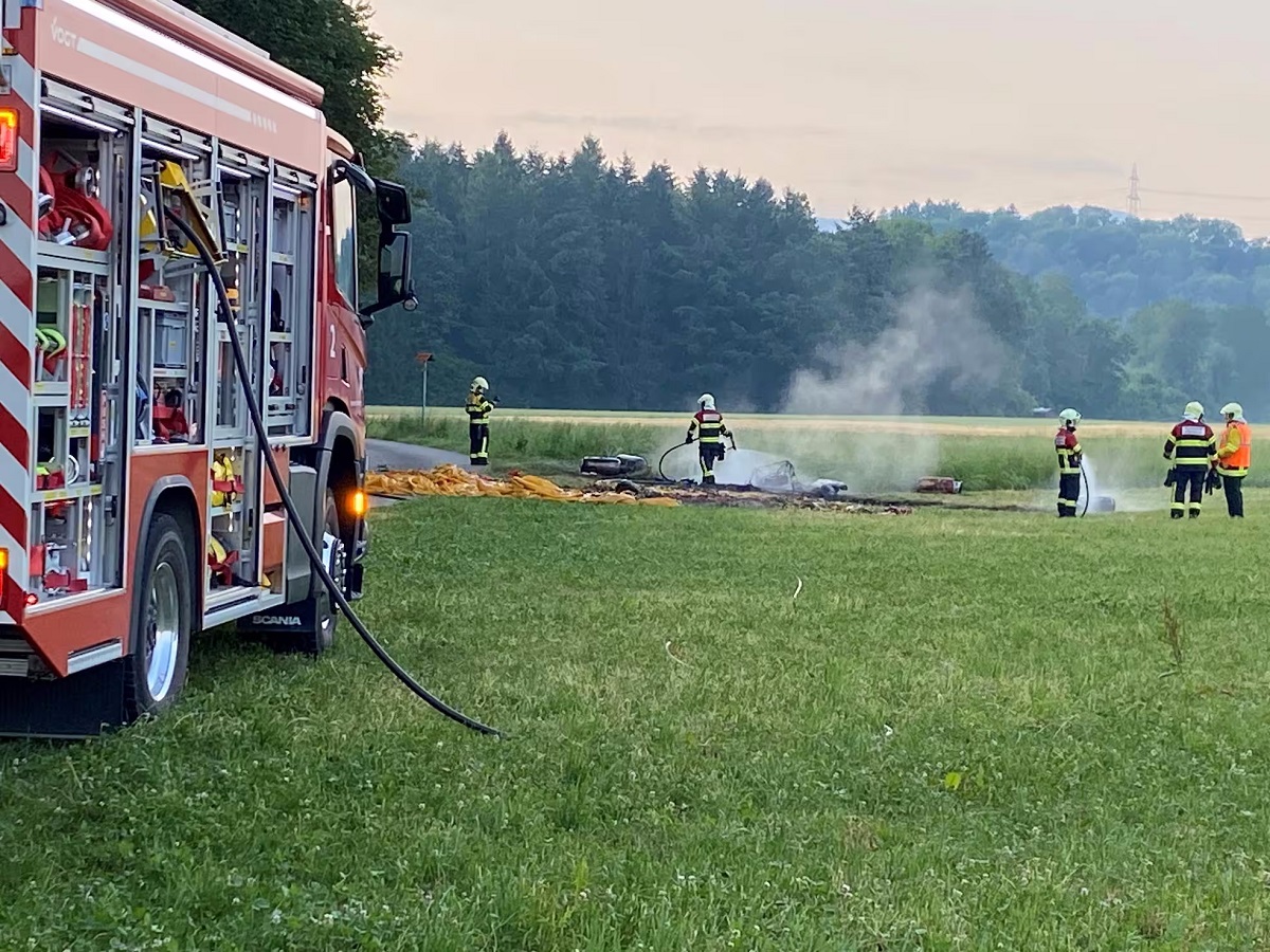 Un balon cu aer cald a luat foc și a căzut imediat după decolare, lângă o șosea din Elveția. Șapte victime, 4 femei și 3 bărbați