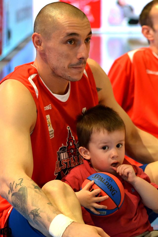 Mandache a făcut prima entorsă pe stradă, nu pe terenul de baschet! ”Puteam face carieră în polo!”. Iubita îl bate la biliard. Marți, meciul doi din ”sferturile” campionatului | INTERVIU