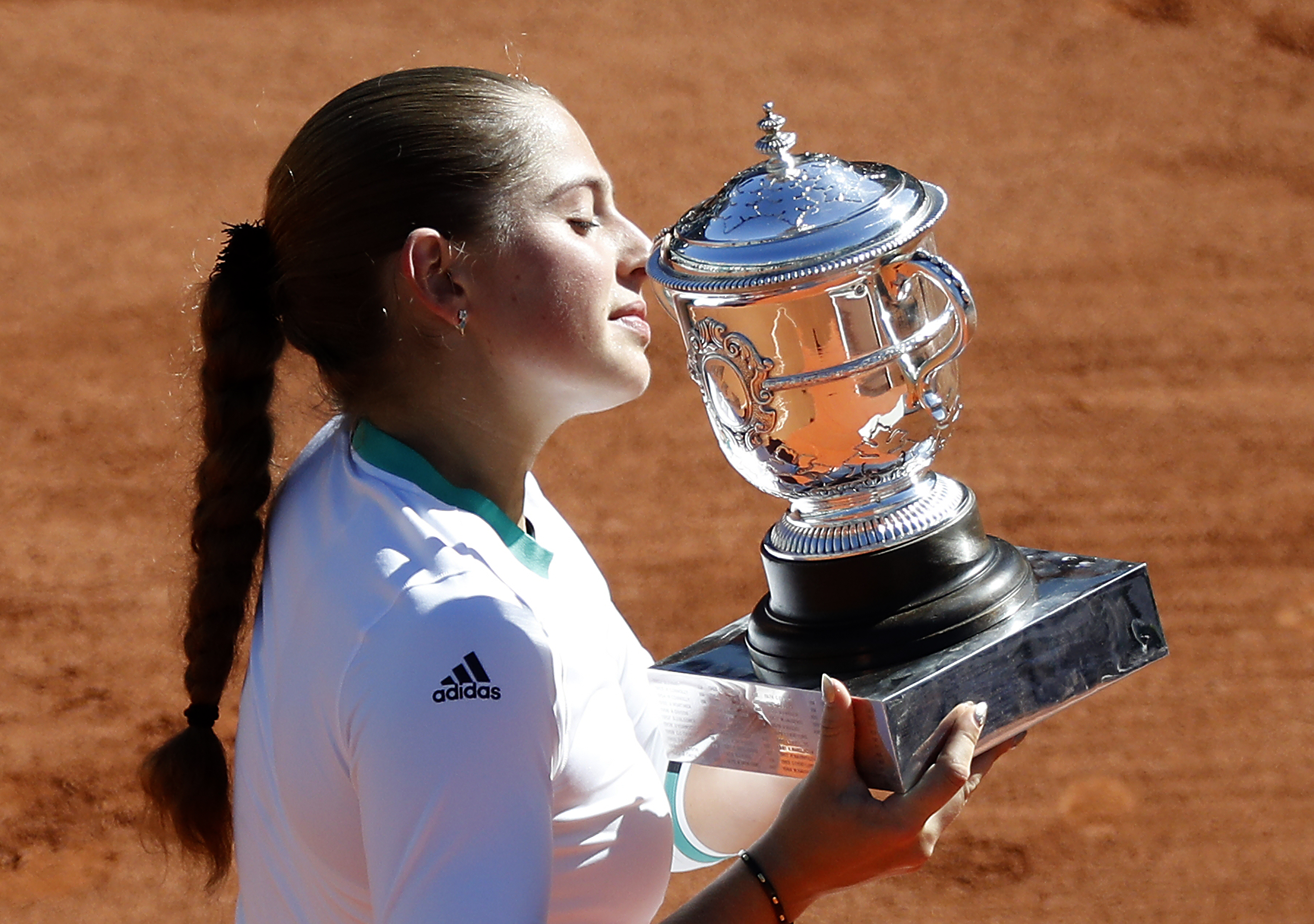 Ostapenko, minunea din Letonia. A lovit mingea cu ură, a învins fabulos! Cât au câștigat finalistele