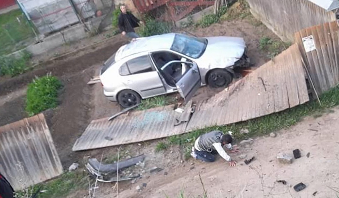 Mașină filmată când decolează de pe un pod, în Bacău, și aterizează în curtea unei case