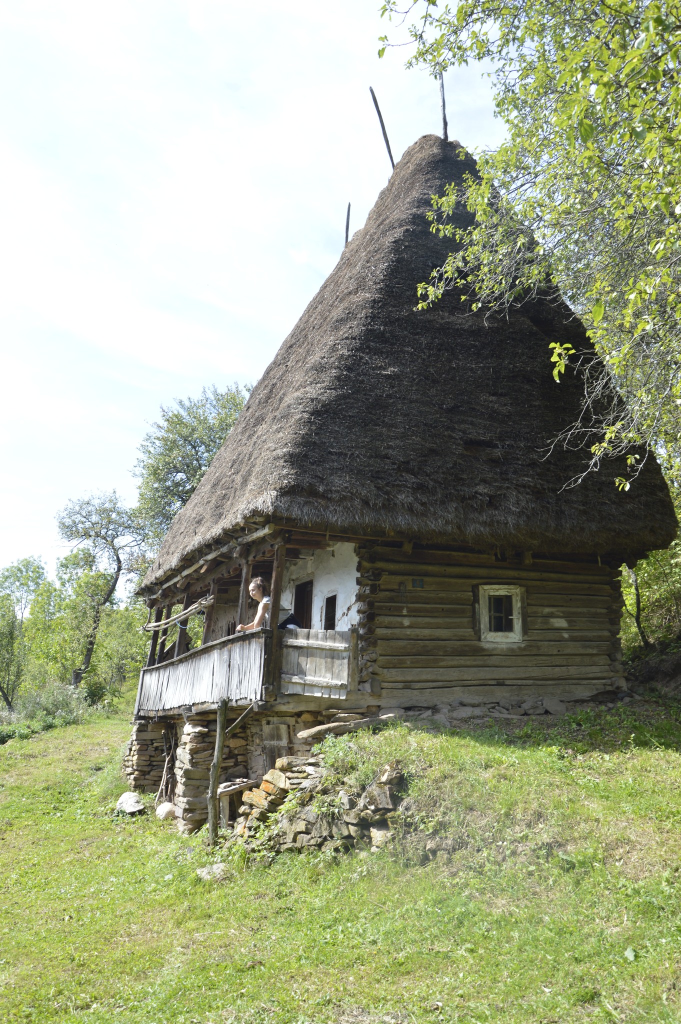 Șurile cu acoperiș din paie, construcțiile arhaice din Apuseni care rezistă de peste 100 de ani. Drumul nou care le face accesibile turiștilor
