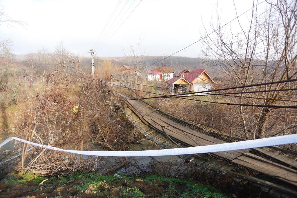 UPDATE/ Șase femei  au căzut în pârâu după ce puntea pe care o traversau s-a rupt. Starea victimelor (FOTO)