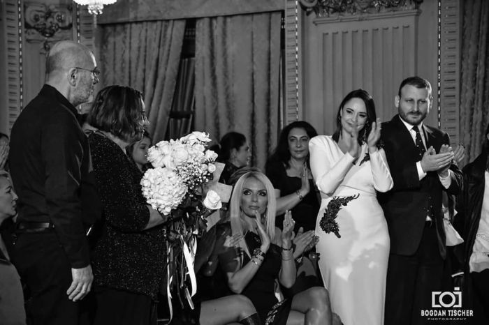 Prezentare de modă in memoriam Răzvan Ciobanu. Părinții regretatului designer au urmărit show-ul din public, cu lacrimi în ochi