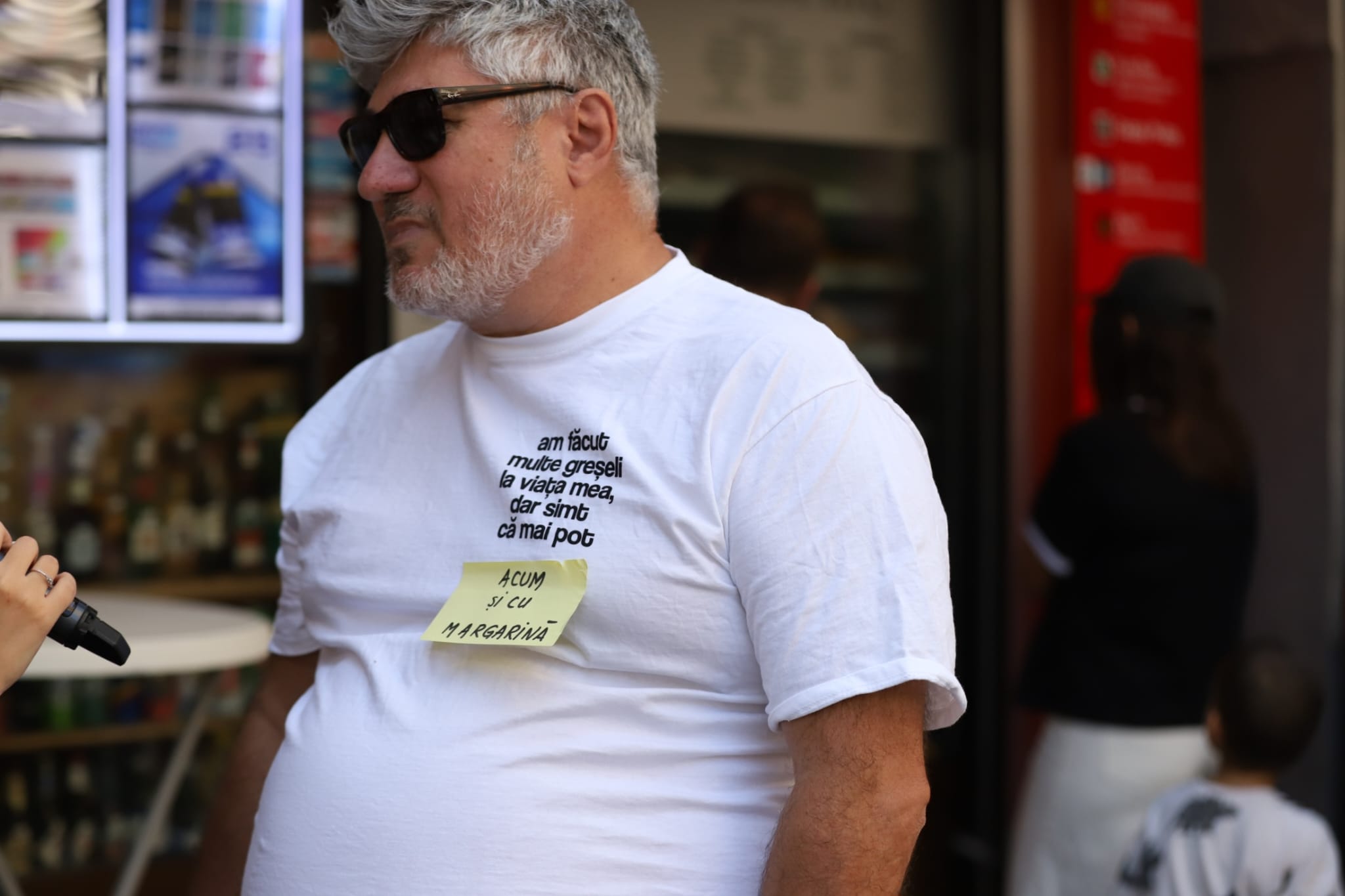 Patiseria Amzei a lui nea Mihai a fost luată cu asalt de clienți după scandalul videoului postat de „Mița Biciclista”. S-a stat la coadă mai mult de o oră pentru o merdenea: „Zici că le dă gratis”