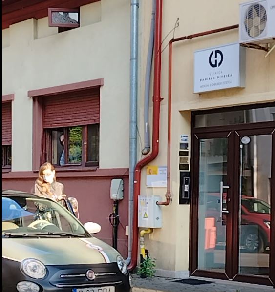 Iulia Albu își face injecții în cap cu propriul sânge. Cum a apărut vedeta, în mijlocul zilei, pe străzile din București