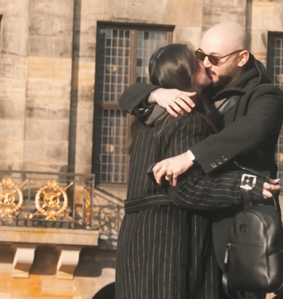 Imagini cu momentul în care Victor Dorobanțu, actorul român din „Wednesday”, și-a cerut iubita în căsătorie. Cum arată inelul de logodnă