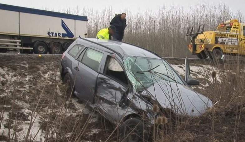Cinci români au fost răniți în Ungaria, după ce maşina lor a fost lovită de un TIR (FOTO)