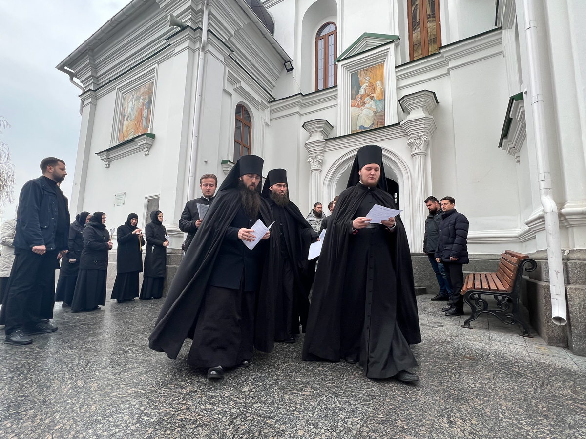 CORESPONDENȚĂ DIN KIEV. În așteptarea Învierii printre baricade, soldați înarmați și alarme, un preot are un mesaj pentru români: „Ne-ați ajutat enorm. Și nu vom uita asta niciodată”