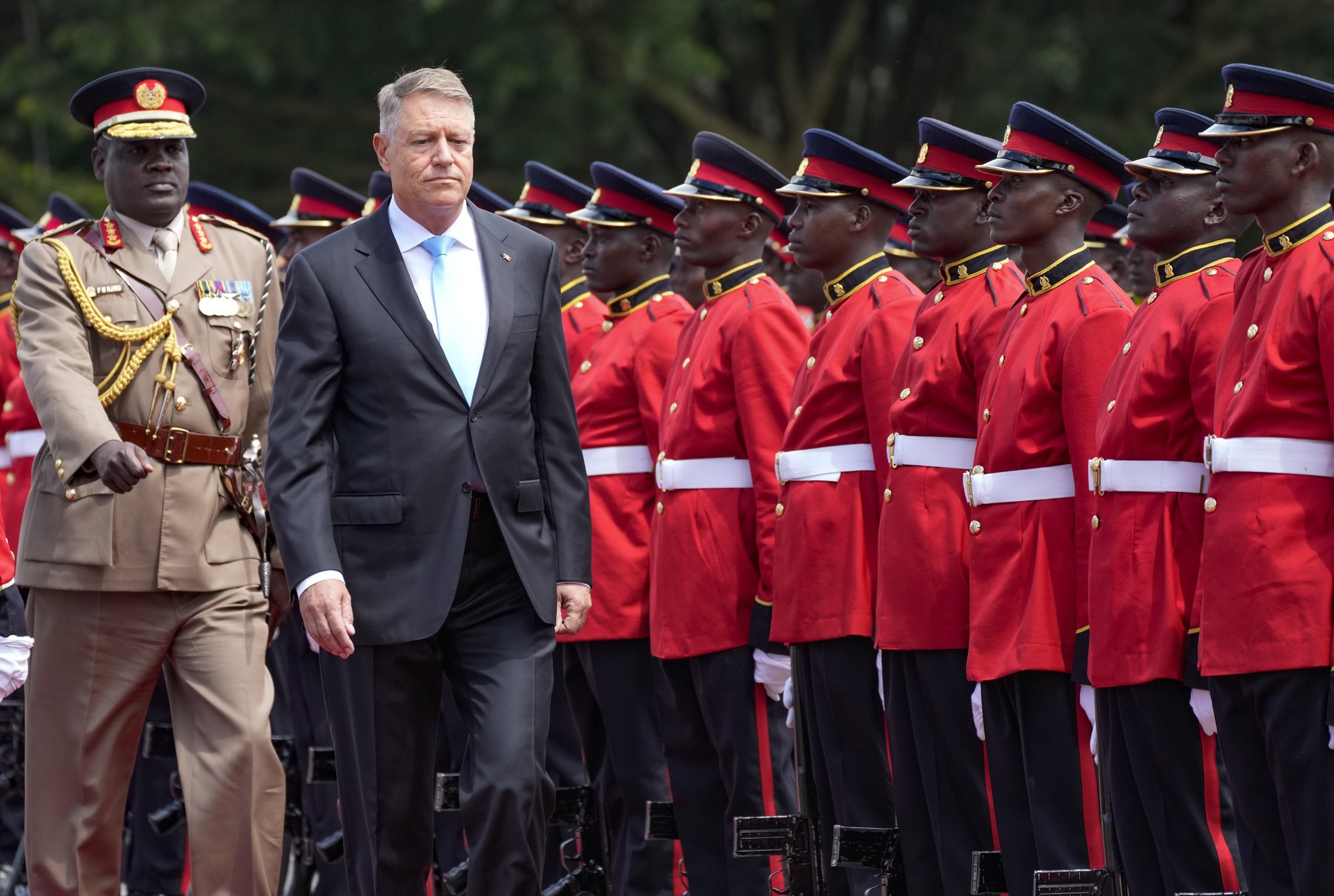 PRIMELE IMAGINI CU IOHANNIS ÎN AFRICA. „Ai venit cu ploaie!”, i-a spus șeful statului kenyan lui Iohannis. Președintele României i-a răspuns cu o vorbă din bătrâni