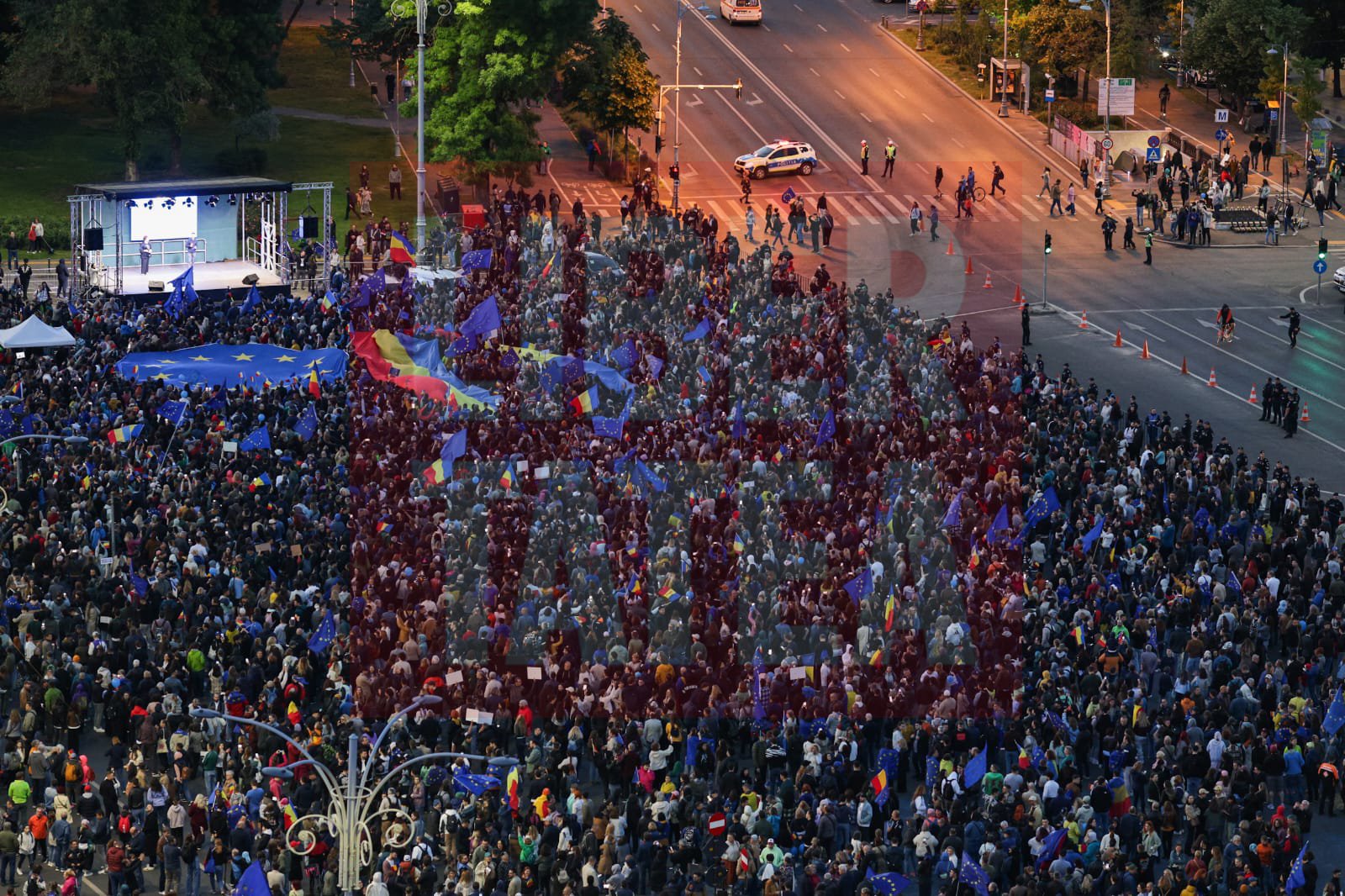 Miting pro Europa în București de Ziua Europei pentru susținerea apartenenţei la UE. Lumea a cântat „Imnul golanilor” și „Insieme”. Câți oameni au fost