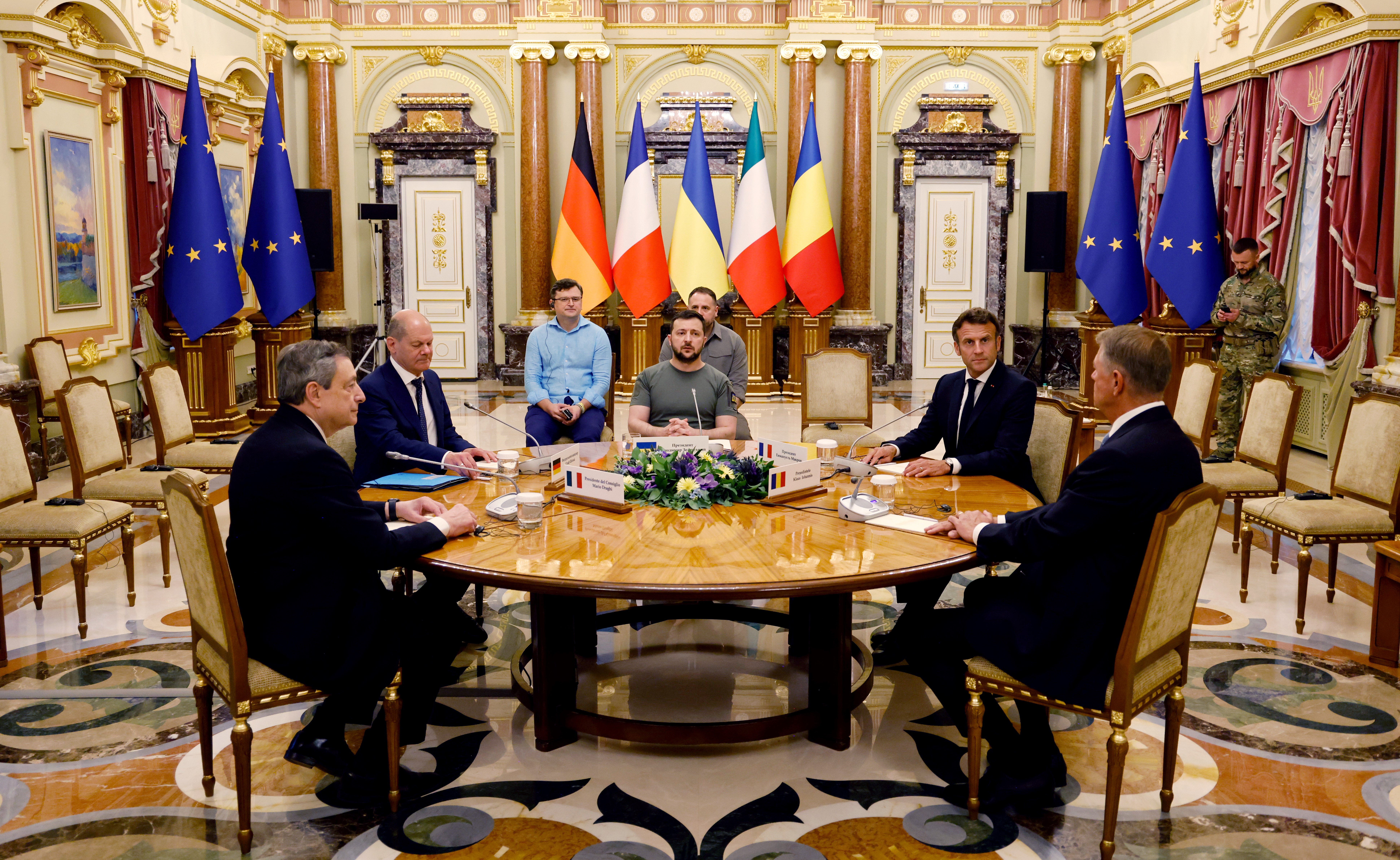 Cei patru lideri UE, primiți de Zelenski la Kiev. Iohannis, după vizita de la Irpin: „Nu există cuvinte care să descrie tragedia inimaginabilă”