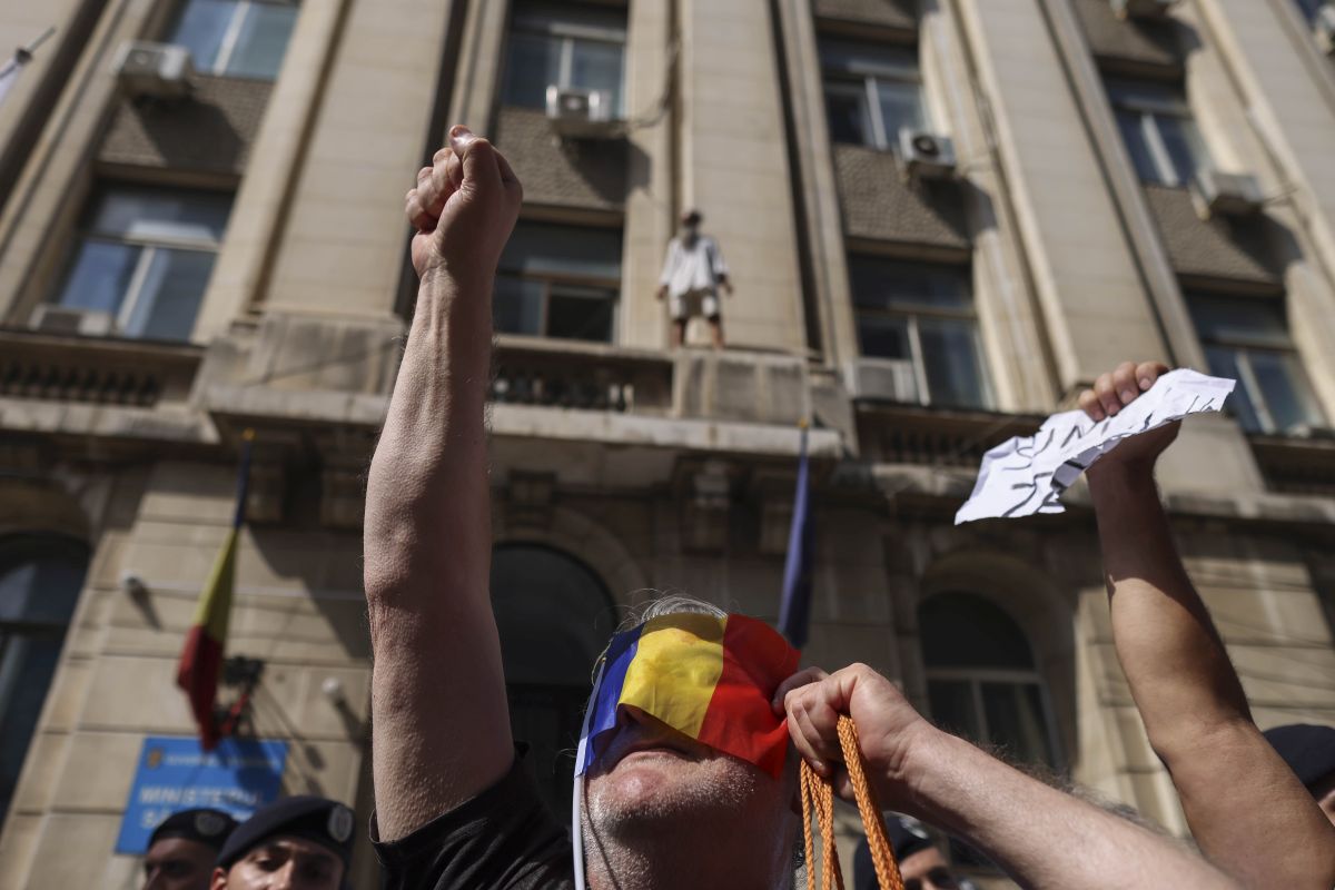 Mai mulți jurnaliști, loviți la protestul AUR anti-vaccin. Organizatorii au instigat oamenii să forțeze intrarea în Ministerul Sănătății, acuză Jandarmeria