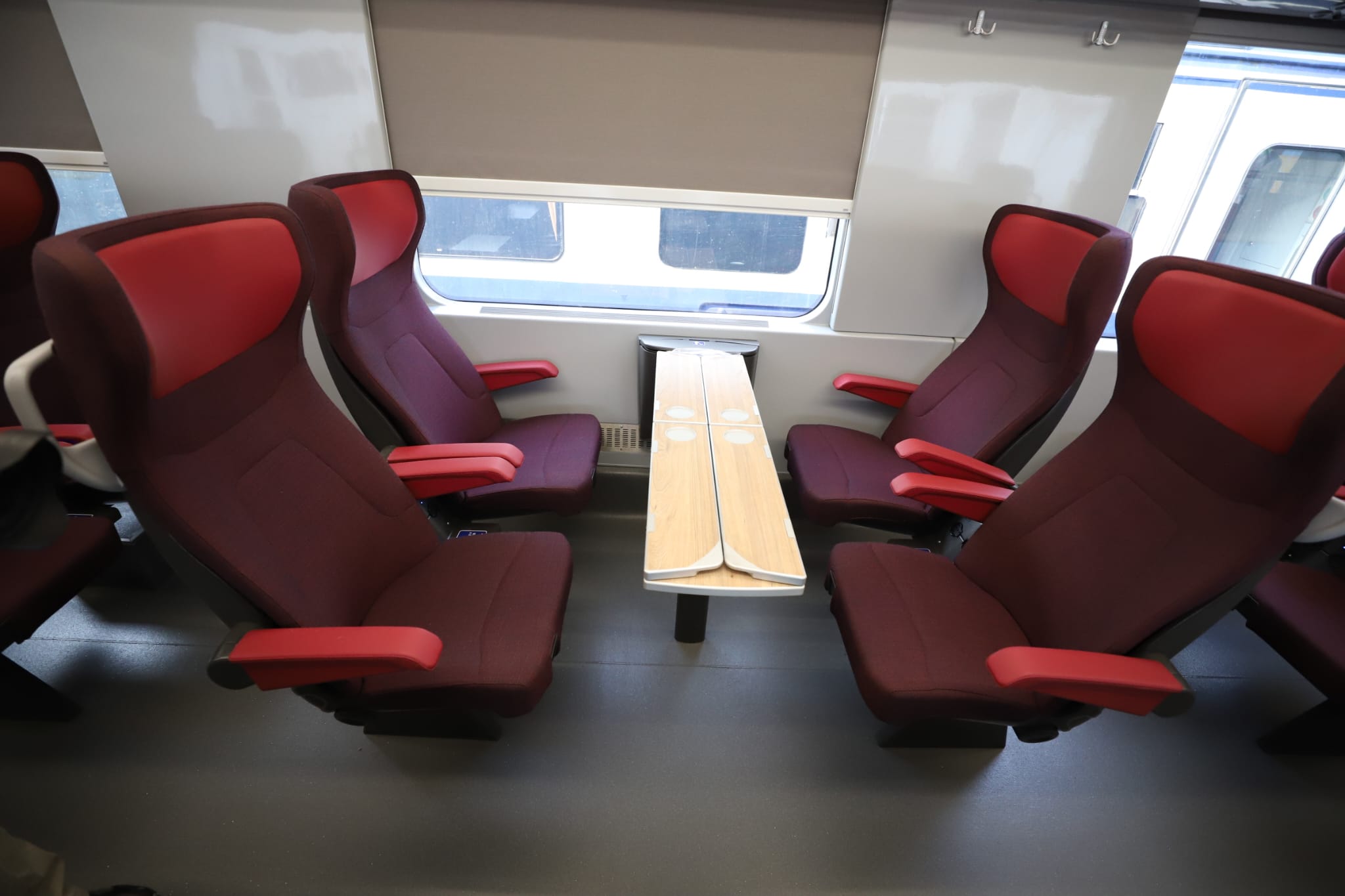 Viteză, confort și lift pentru persoane cu dizabilități. Primul tren modernizat complet circulă de astăzi pe ruta București-Constanța