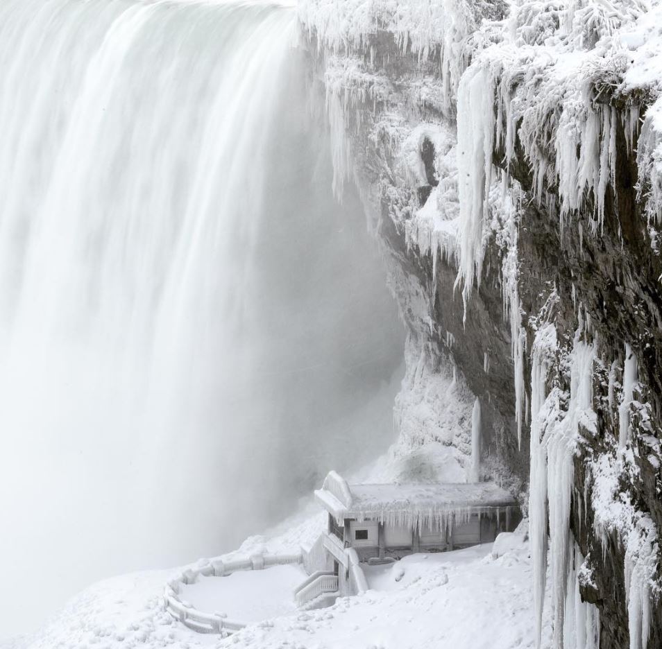 Imagini spectaculoase cu Cascada Niagara înghețată. Vizitatorii spun că ”e ca în castelul Elsei din Frozen”