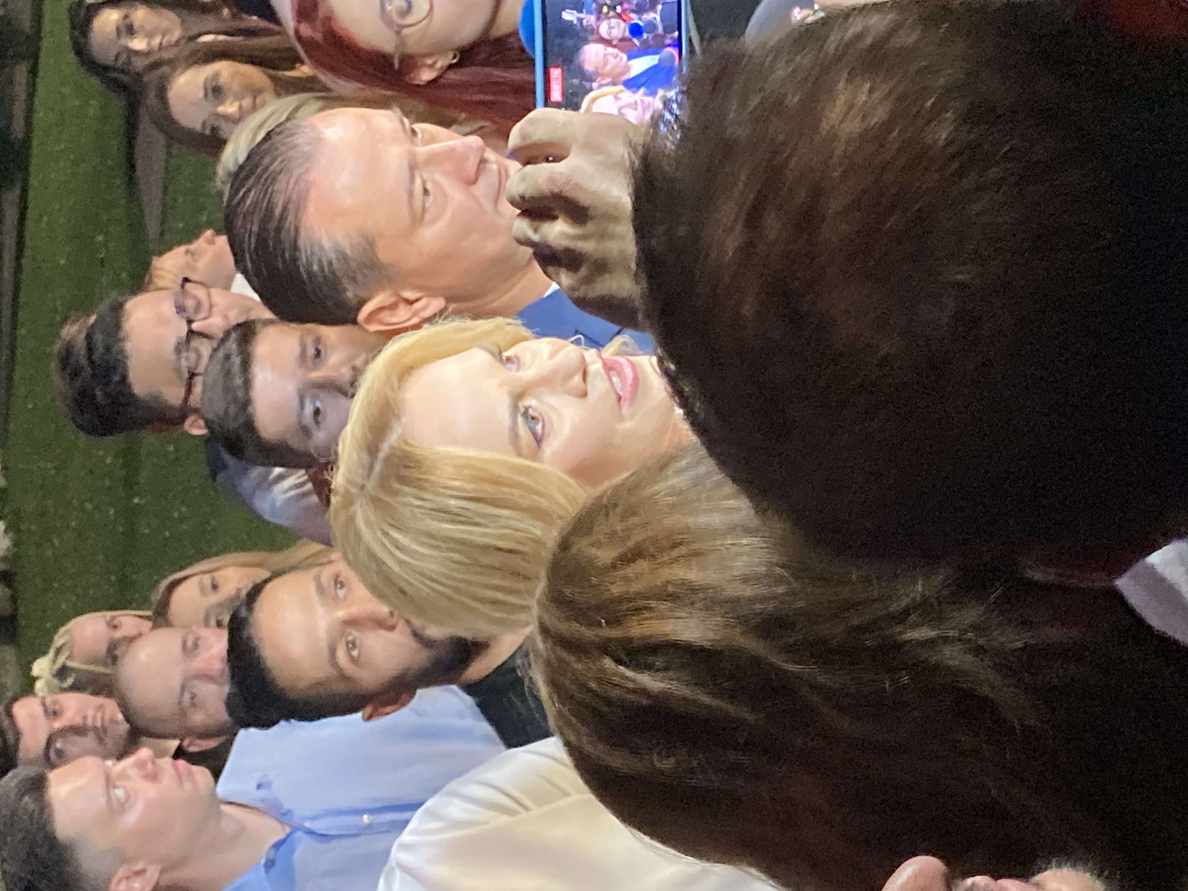 REPORTAJ | Scenă simbolică la PSD. Ciolacu și Grindeanu au dispărut în momentul în care Gabriela Firea a intrat în curtea sediului central. „Am câștigat alegerile!”