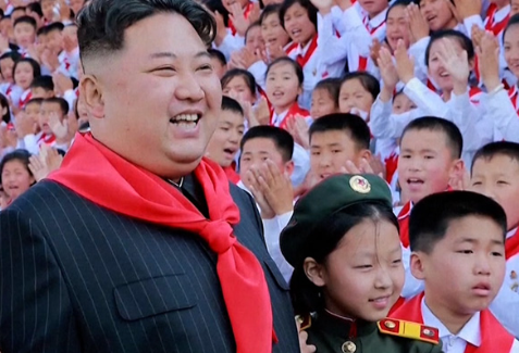 Elkészült Észak-Korea első nagy popslágere: így buliznak a diktatúrában élők, miközben éltetik a vezetőjüket - videó