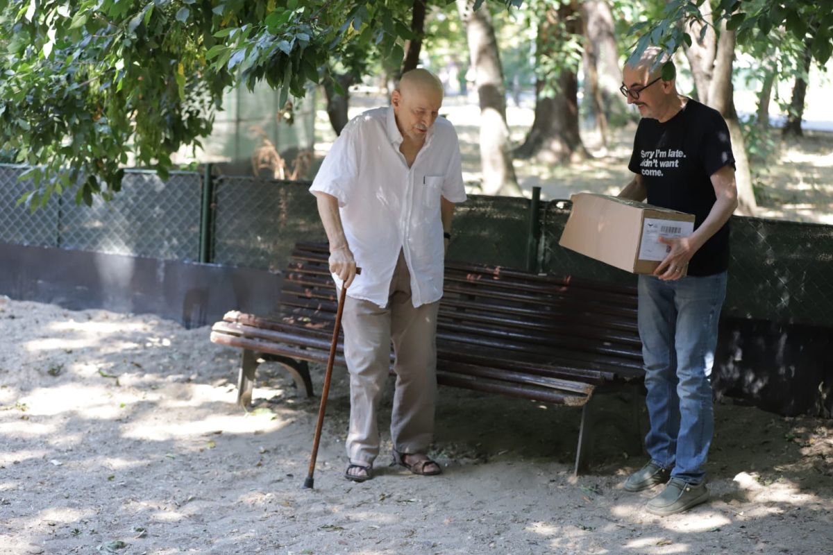 Victor Rebengiuc, la 92 de ani, surprins de fotoreporterul Libertatea în Cișmigiu: „5 lei costă o poză cu mine! Ai mărunt?”