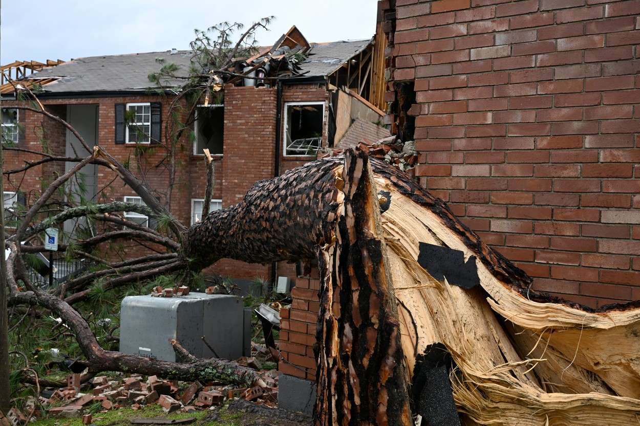 Zone întinse din SUA au fost lovite de tornade. „Distrugere totală” într-un oraș din Arkansas. Bilanțul victimelor