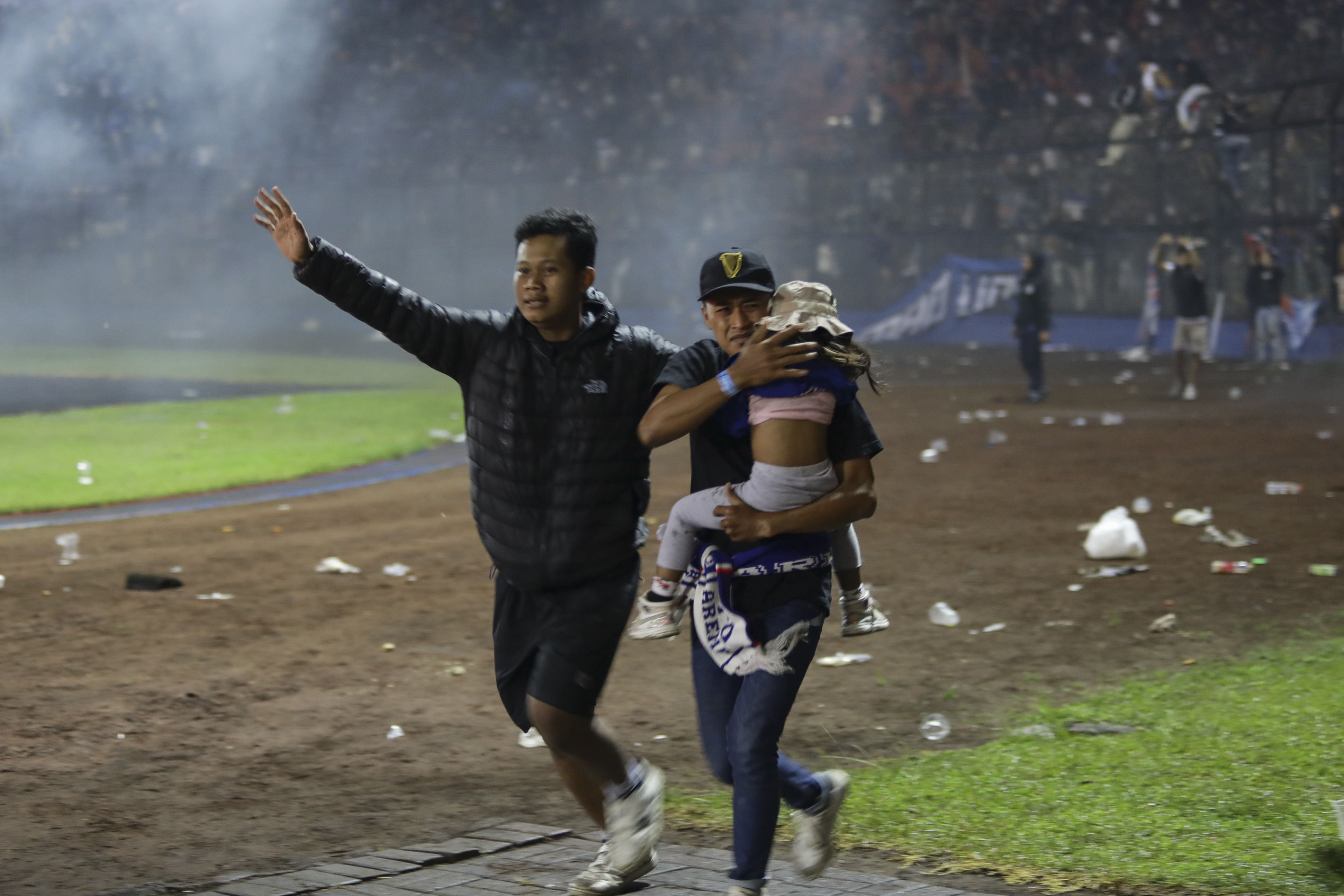 Violențe urmate de o busculadă pe un stadion de fotbal, în Indonezia. Cel puțin 125 de persoane au murit