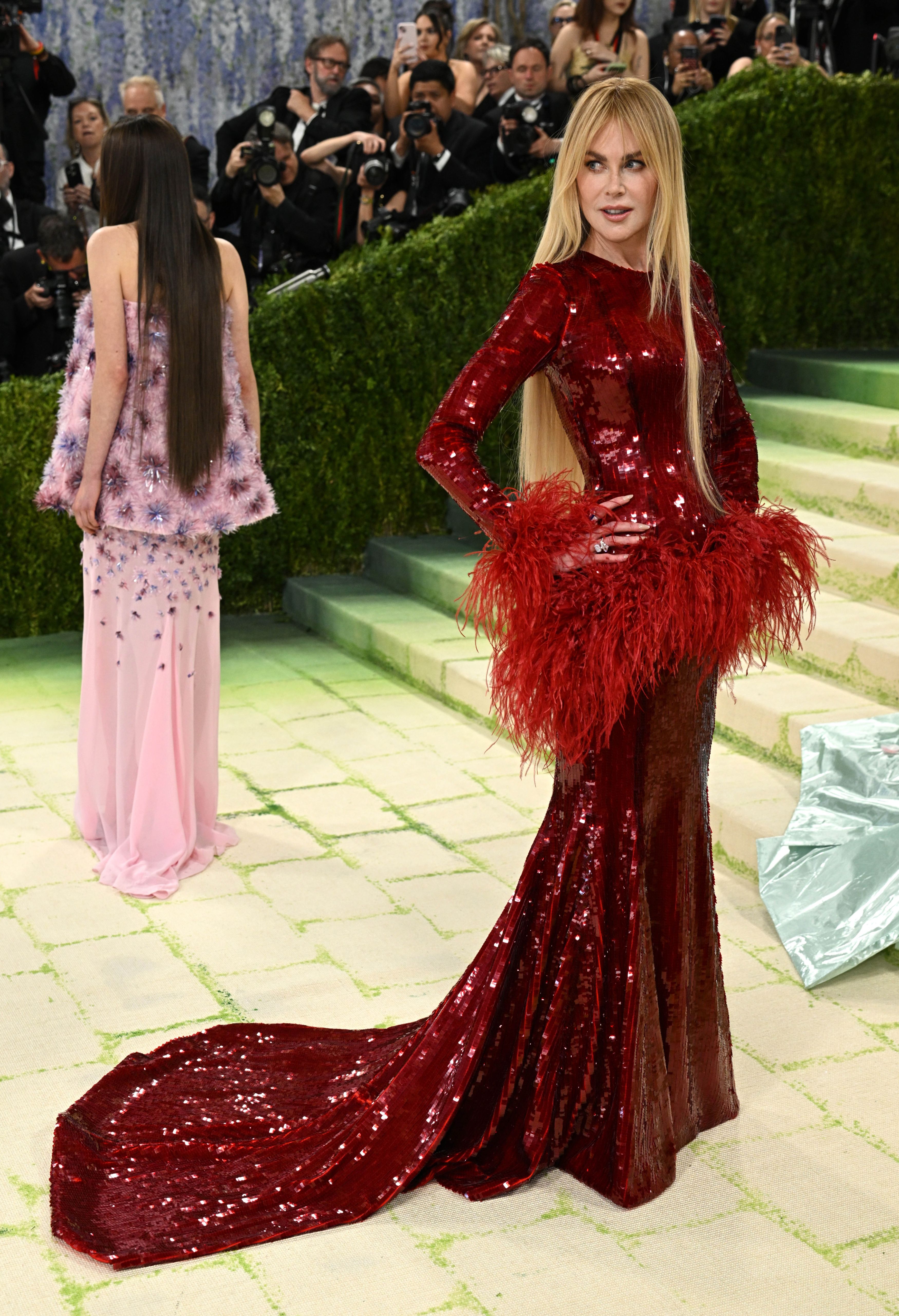 Vedete pe „covorul pietruit” la Met Gala 2026. De la rochii impresionante la alegeri controversate