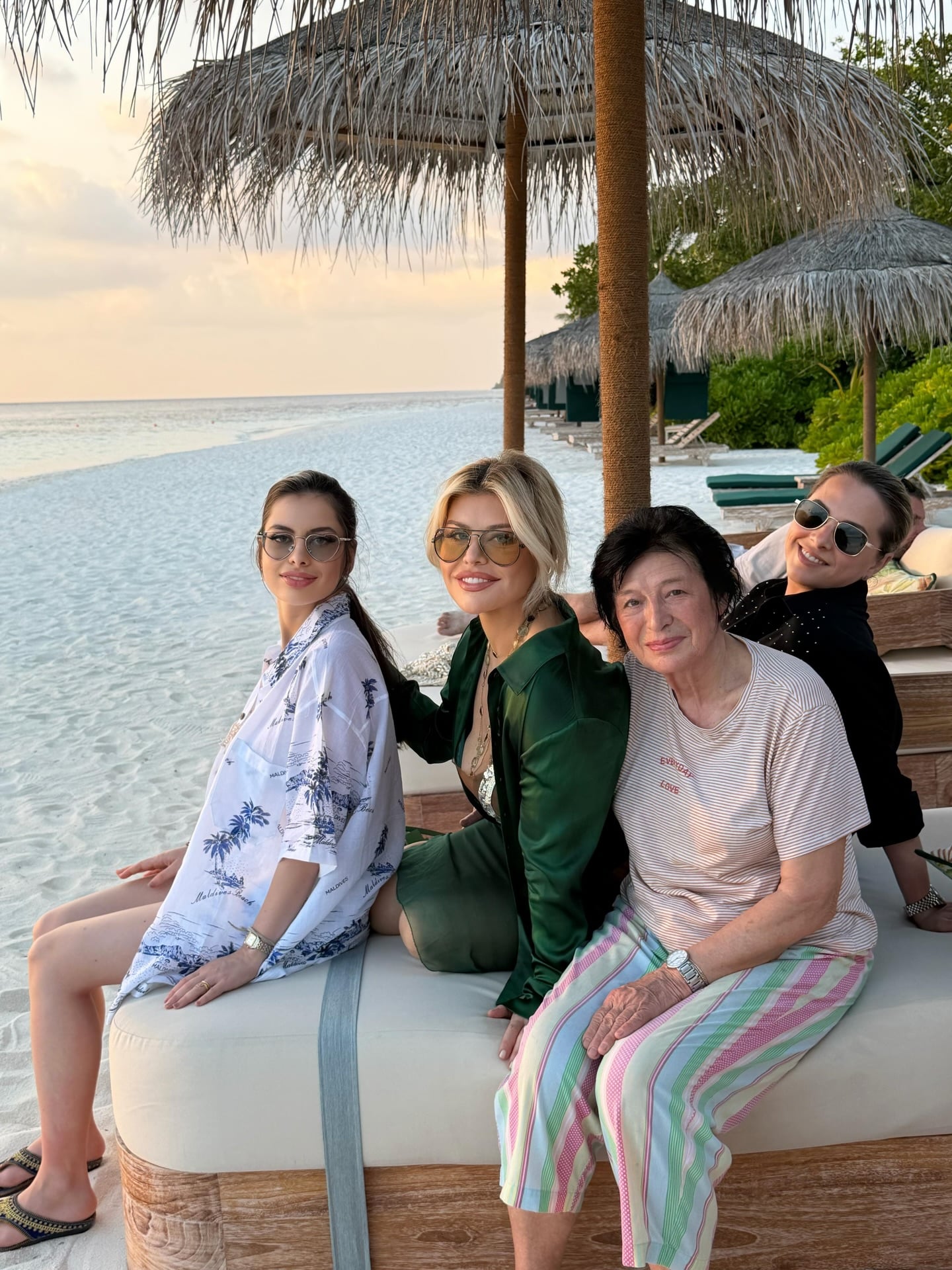 Imagini rare cu mama Loredanei Groza. Cele două se bucură de o vacanță în Maldive