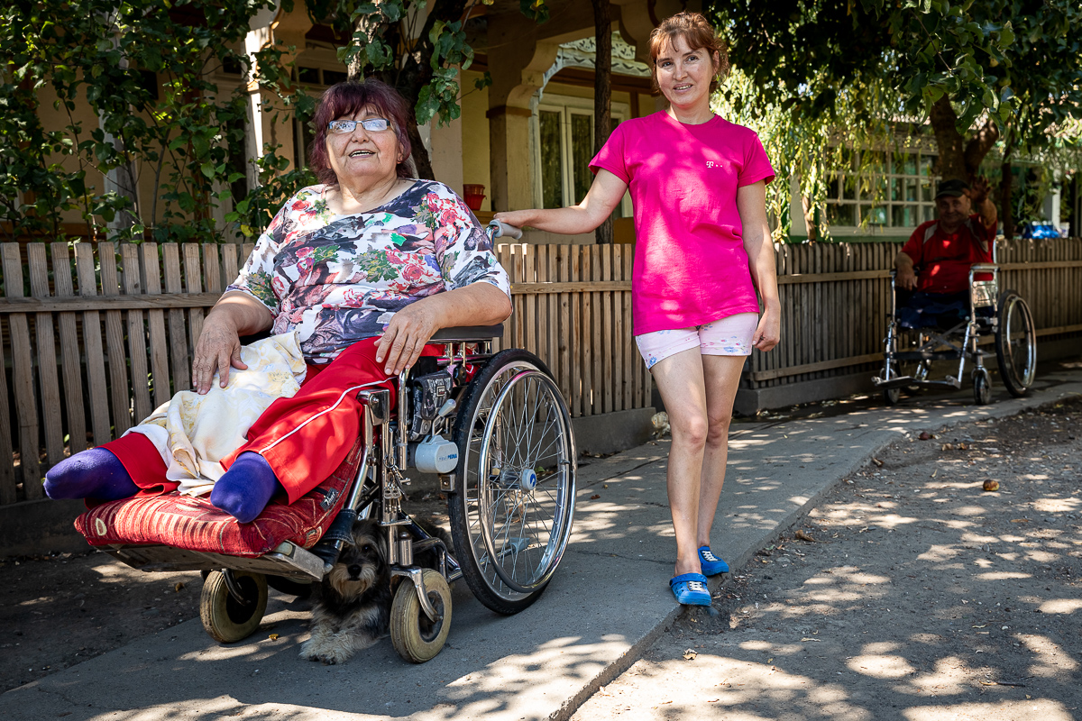 Lecție de optimism de la trei prieteni care luptă cu dizabilitățile, pandemia de COVID și pierderea locuinței. Dorica, Livia şi Vasile din Torceşti: “Important e să ai pentru ce să te trezeşti”