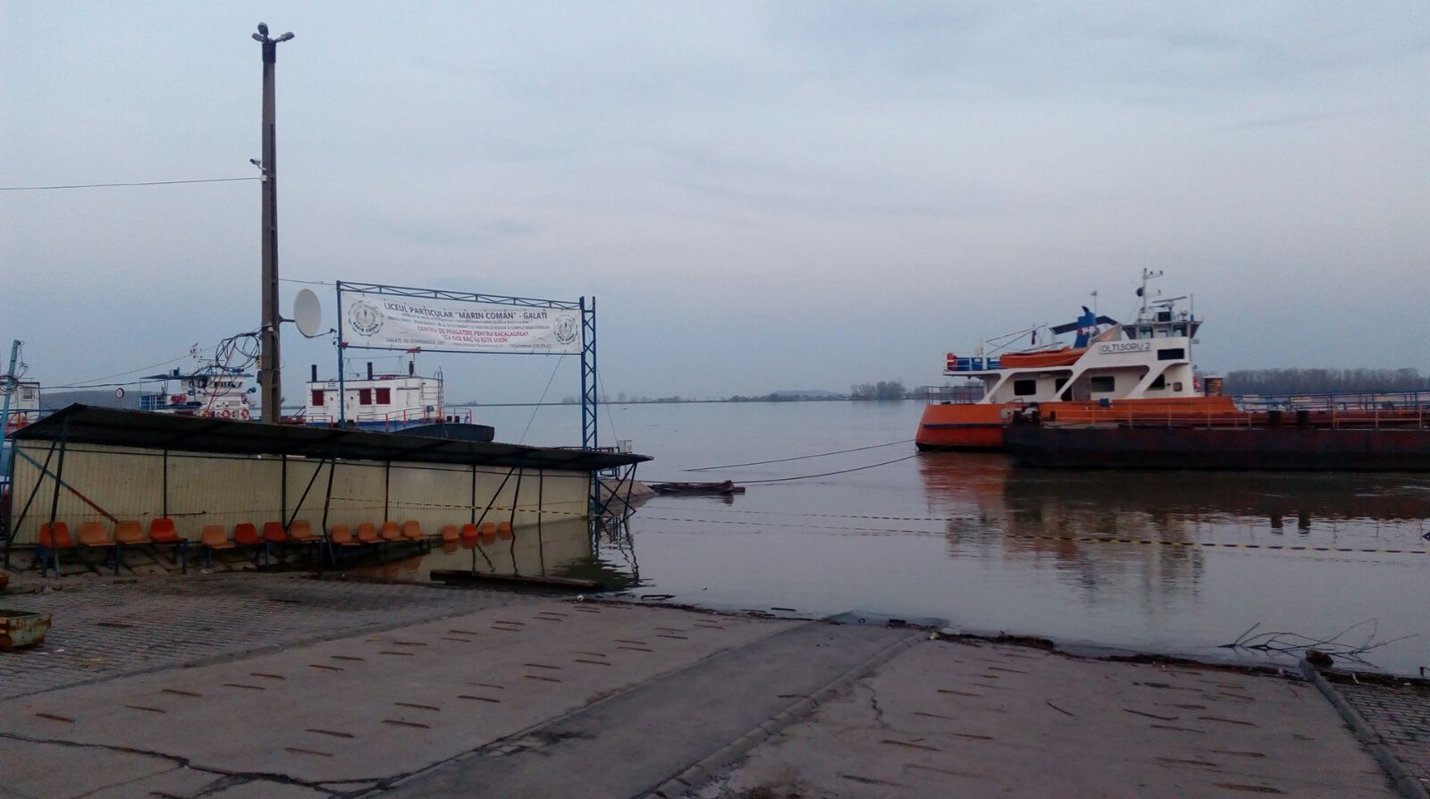 Dunărea, pe cale să treacă peste cota de inundații la Galați. La Şantierul Naval Damen se pun saci cu nisip pentru protejarea halelor/ FOTO