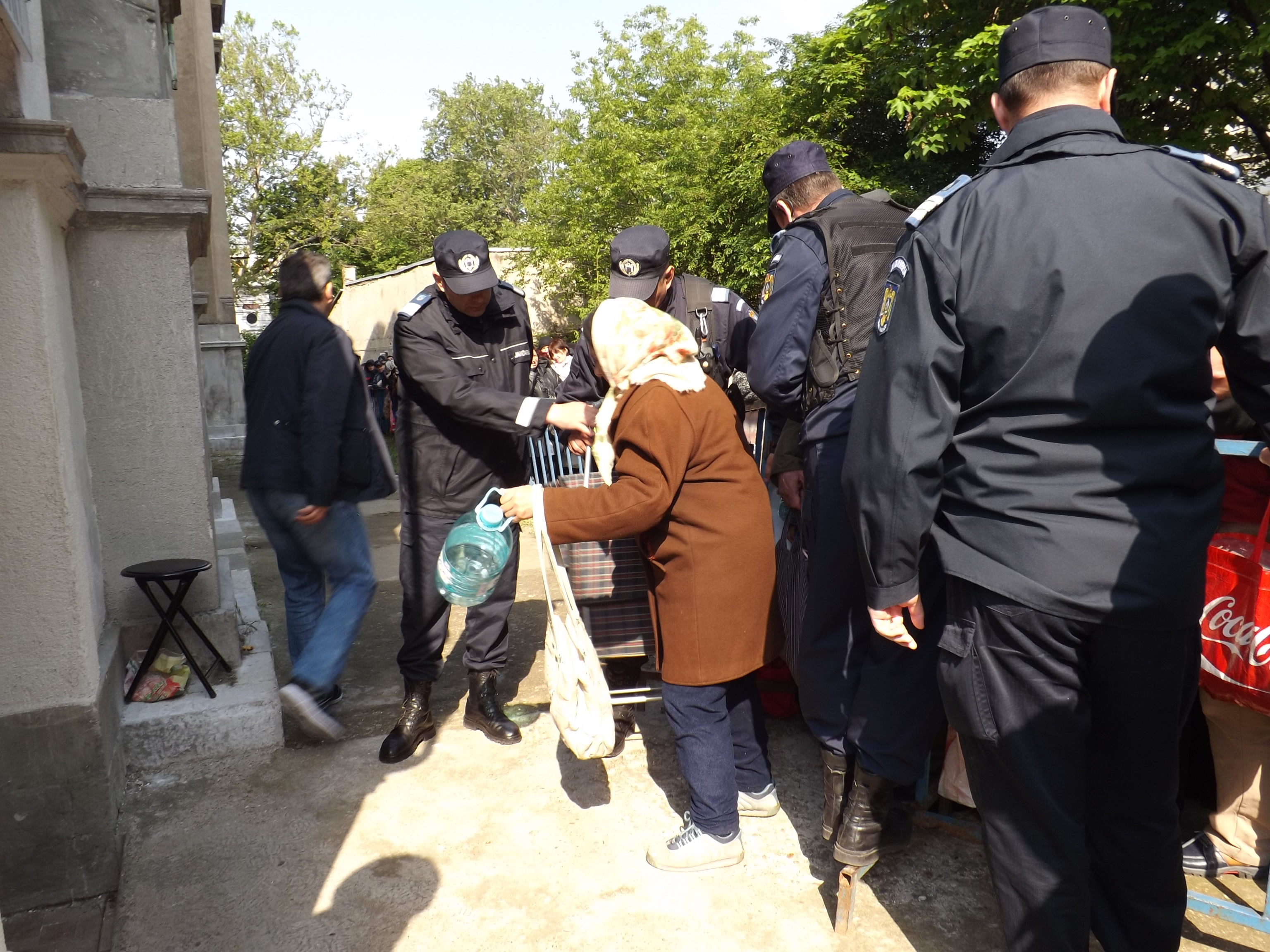 Zeci de mii de credinicioși au stat la coadă de Izvorul Tămădurii, pentru a lua apă sfințită | GALERIE FOTO