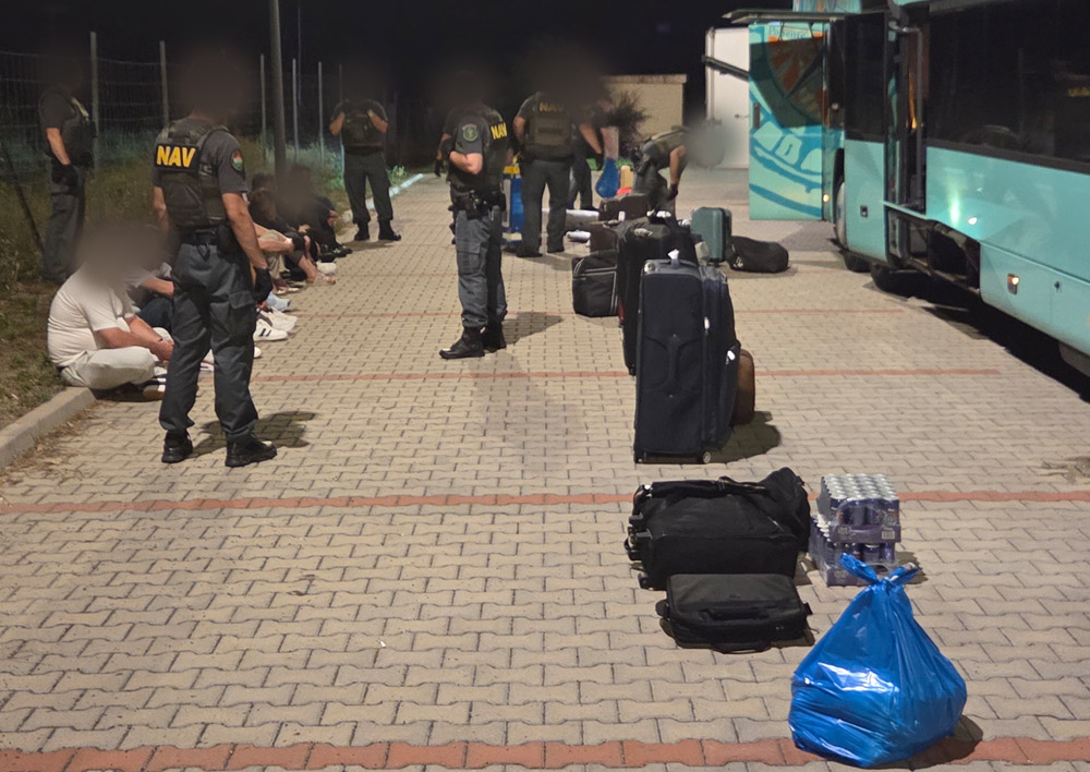 Zárjegy nélküli cigaretta alá rejtettek fegyvereket egy menetrend szerinti buszon az M5-ösön – videó