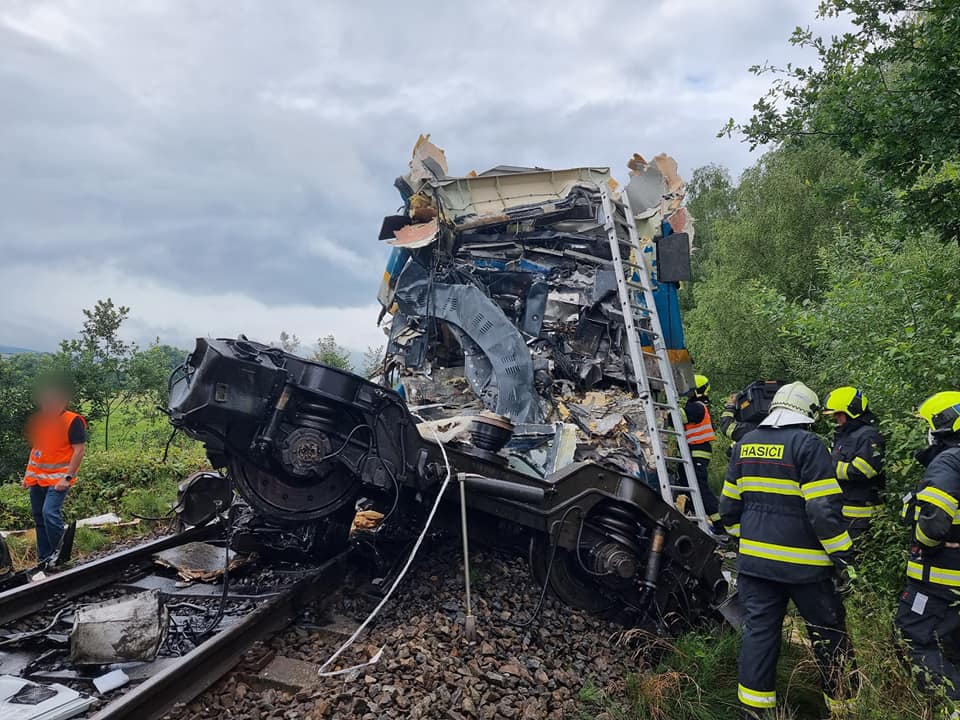 Trei morți și zeci de răniți după ce două trenuri s-au ciocnit în Cehia