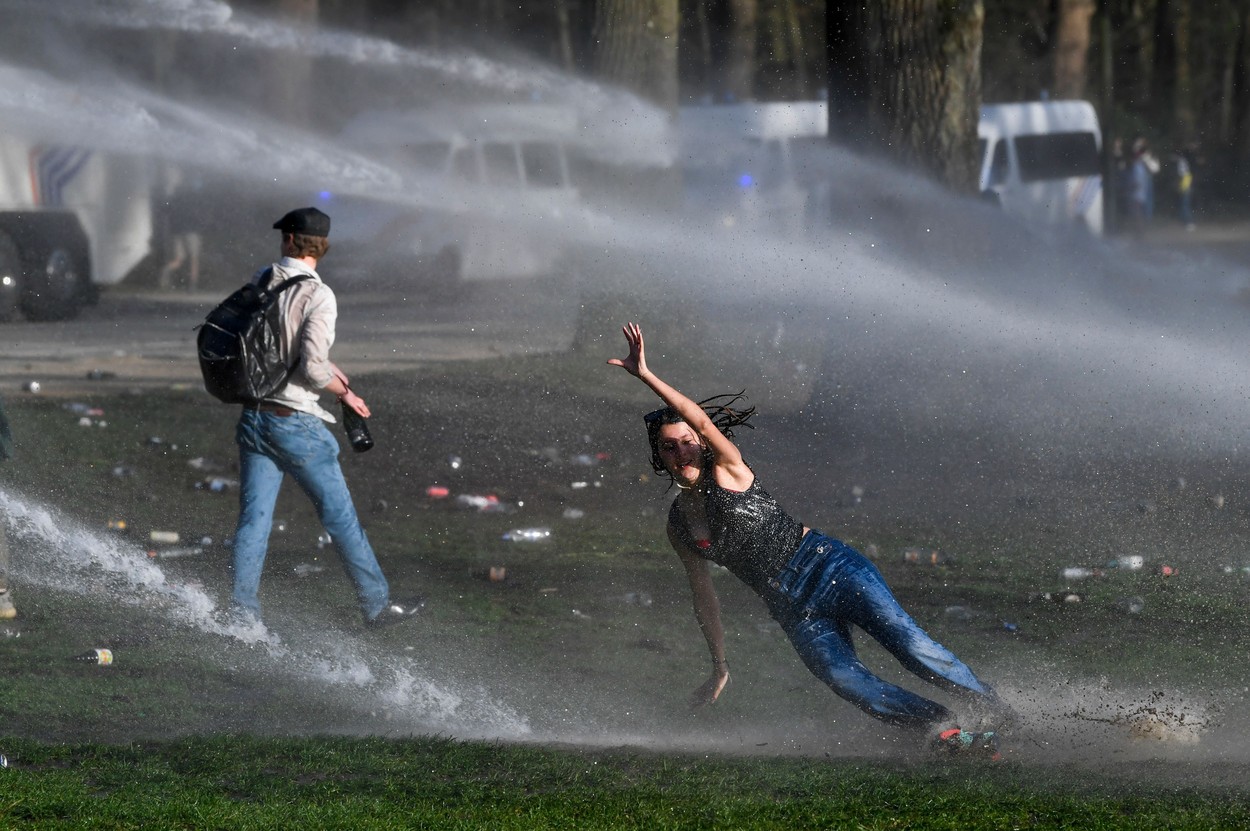 Confruntări la Bruxelles, între polițiști și mii de oameni păcăliți de 1 aprilie să vină la un festival care nu s-a ținut