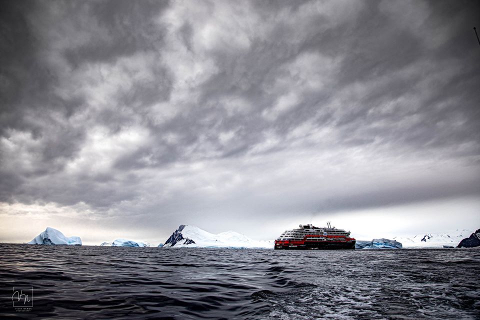 În carantină cu pinguinii. Povestea unui echipaj care s-a întors din Antarctica și a găsit toate granițele închise