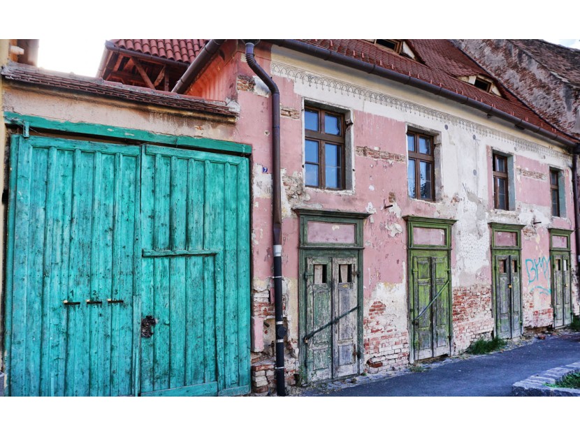 Se vinde cea mai veche casă din România. Unde se află și cum arată (GALERIE FOTO)