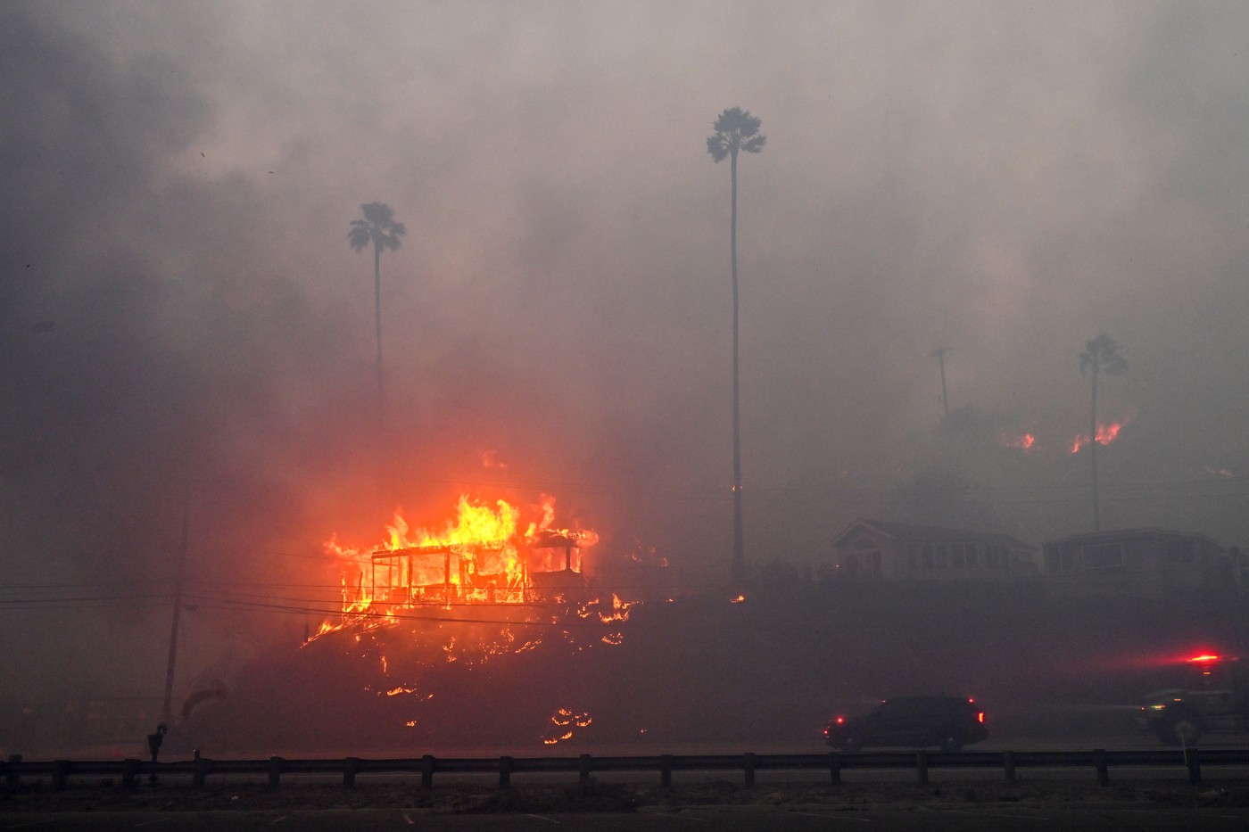 Arde celebrul cartier Pacific Palisades, în care locuiesc Ben Affleck și Kamala Harris. Zeci de mii de oameni fug de flăcări 