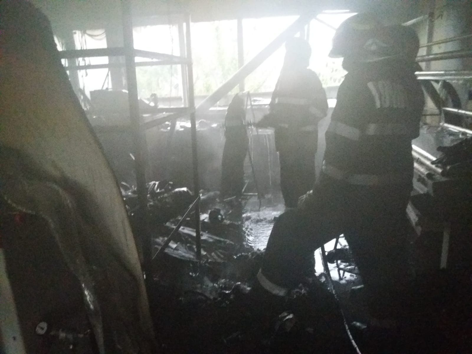 FOTO/ Incendiu la o fabrică de încălţăminte din Hărman, judeţul Braşov. Focul se întinde pe o suprafaţă de 800 de metri pătrați